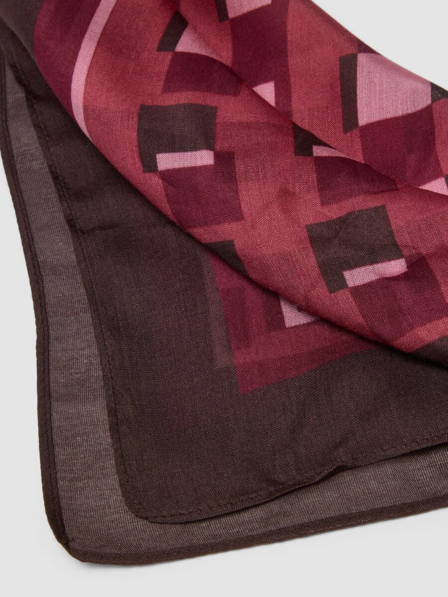 Foulard marrone in misto modal e seta con stampa geometrica_2