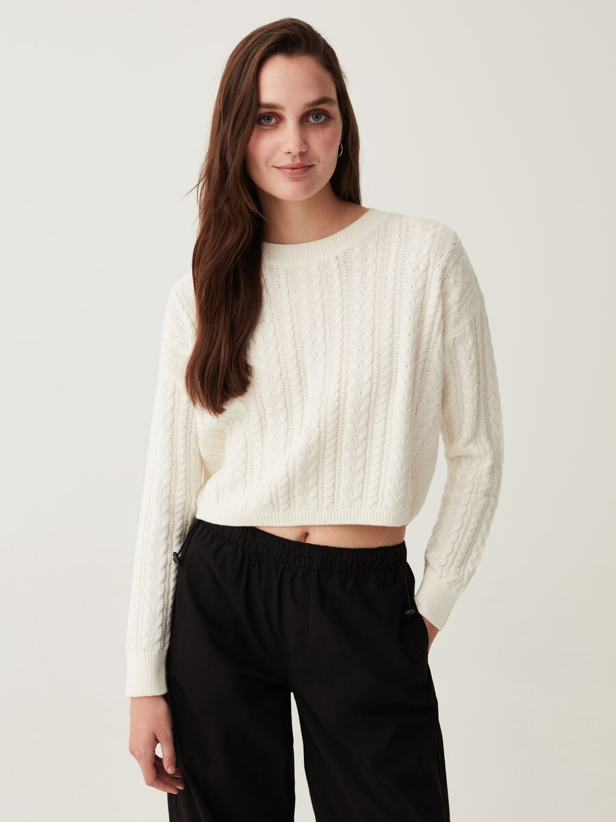 Pullover cropped con lavorazione a trecce_0