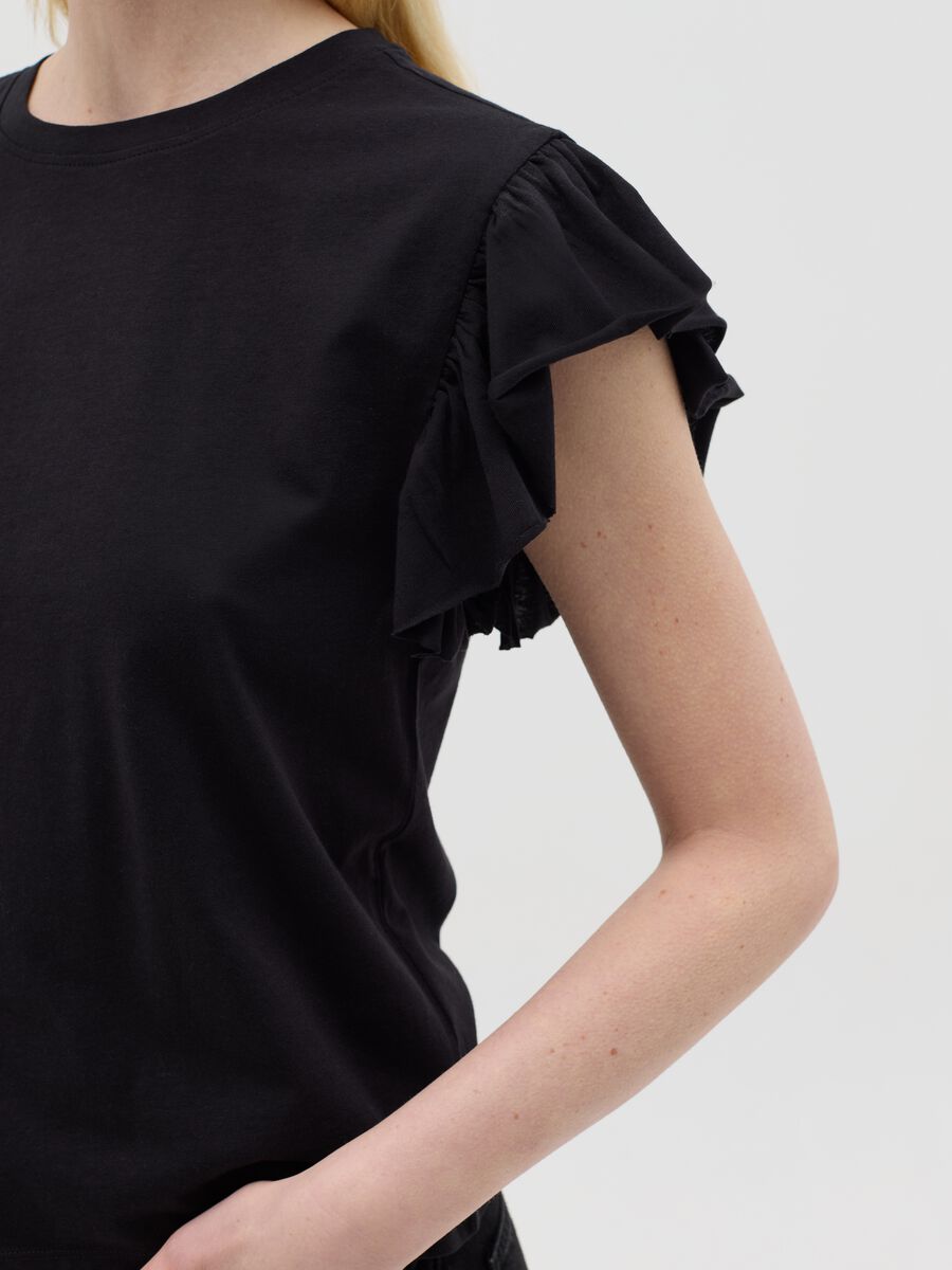 Black short-sleeved T-shirt with flounce_2