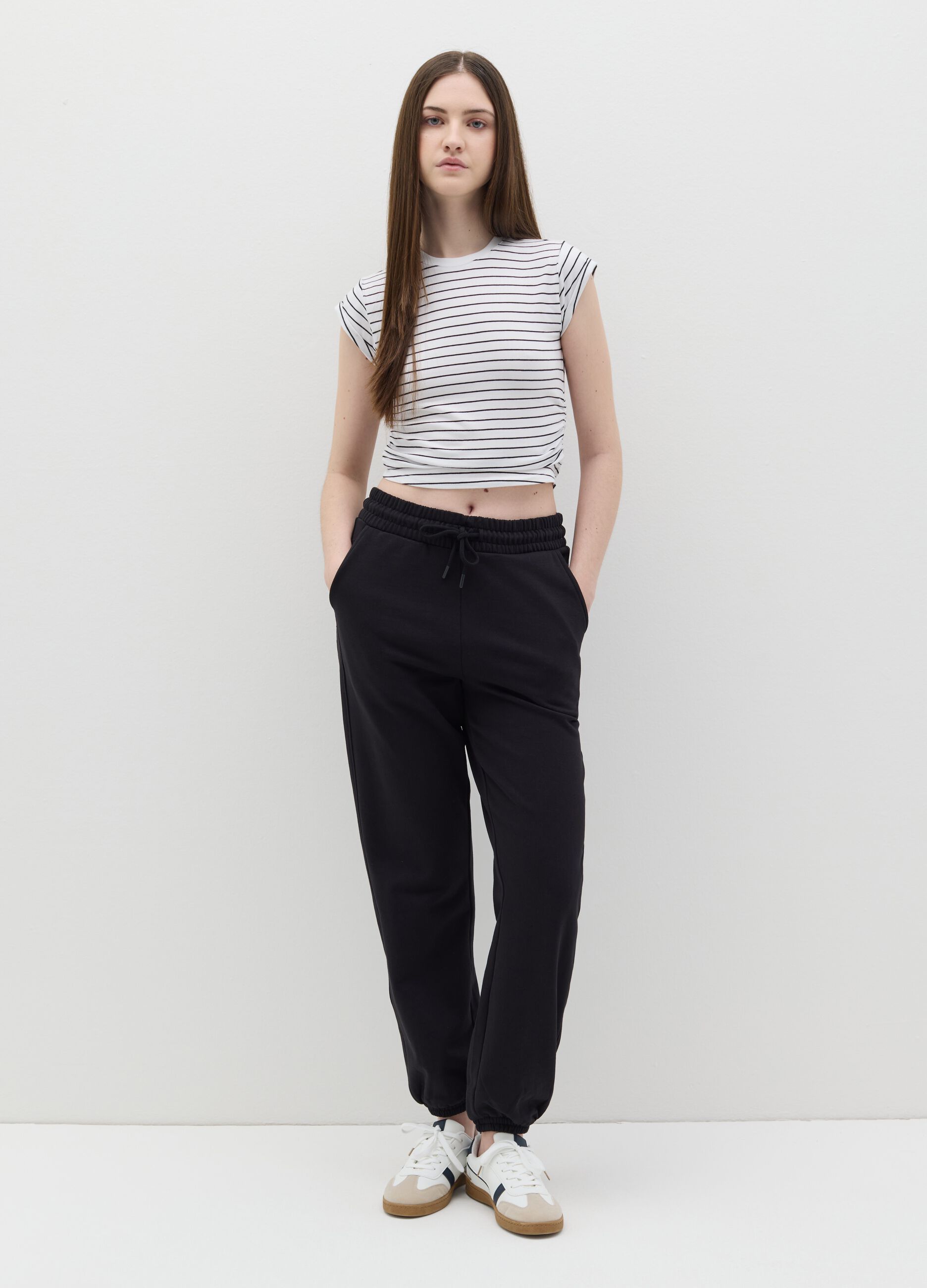 Slim-fit T-shirt with striped gathering on the side