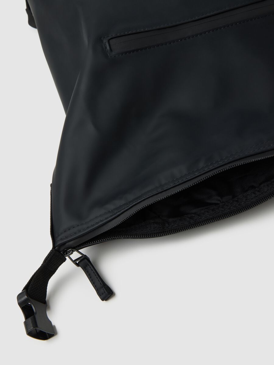 Black backpack with internal pockets_2