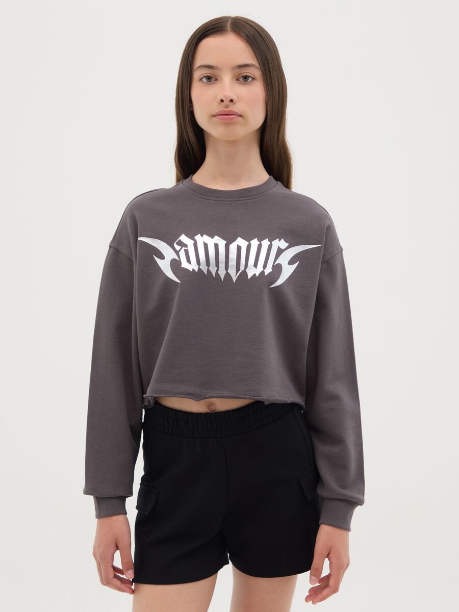 Felpa crop in French Terry con stampa "Famous" _0