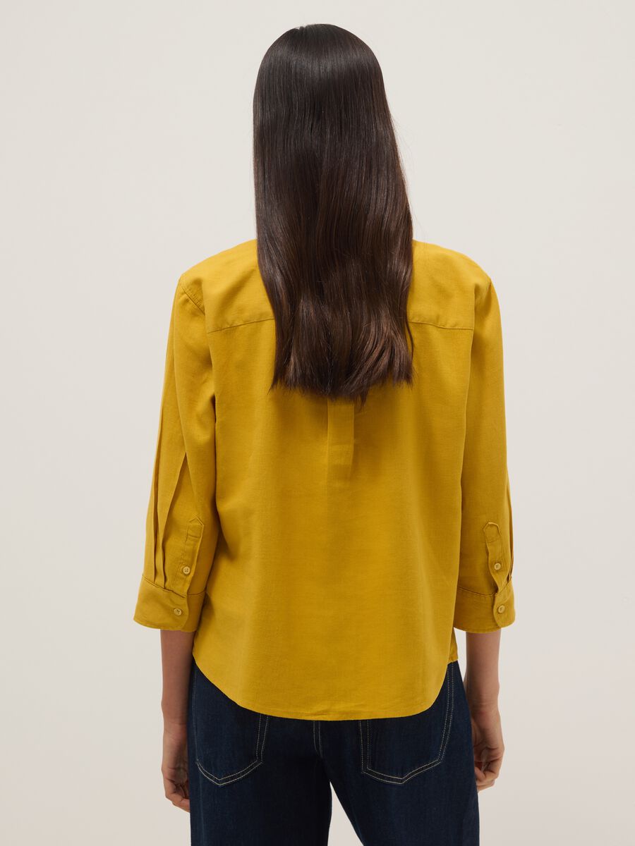 Camicia in misto lino e viscosa gialla regular fit con collo a V_3