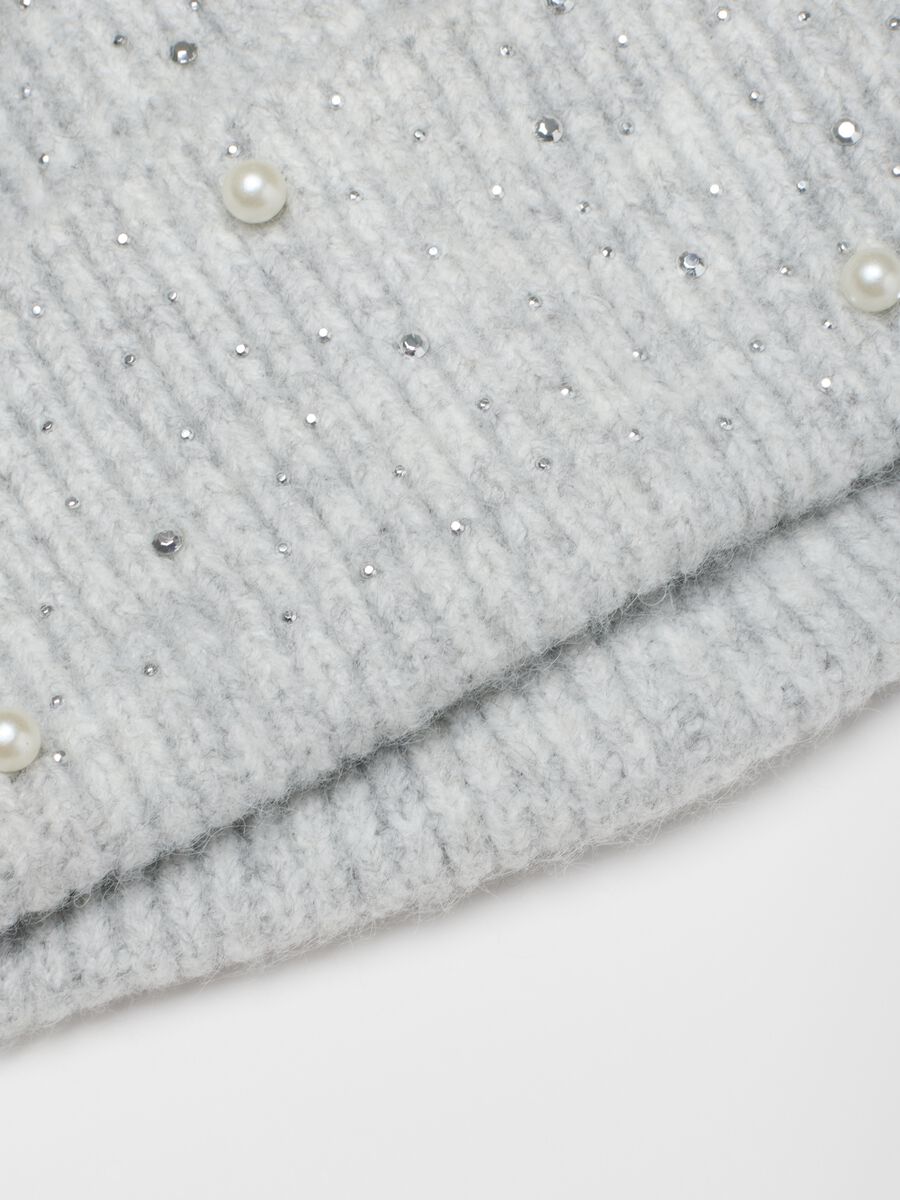 Cappello grigio elasticizzato con applicazioni_2