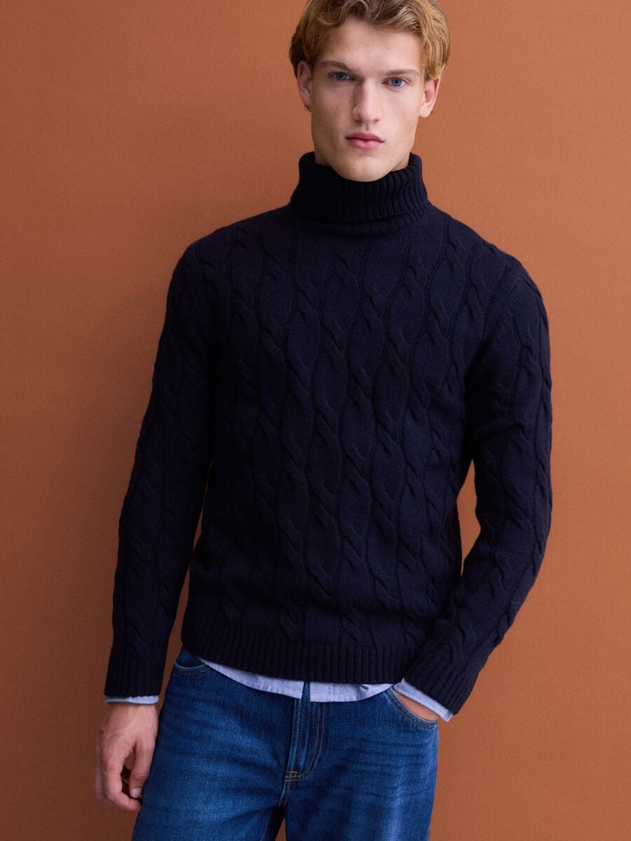 Maglia blu navy in misto lana a trecce con dolcevita regular fit_0