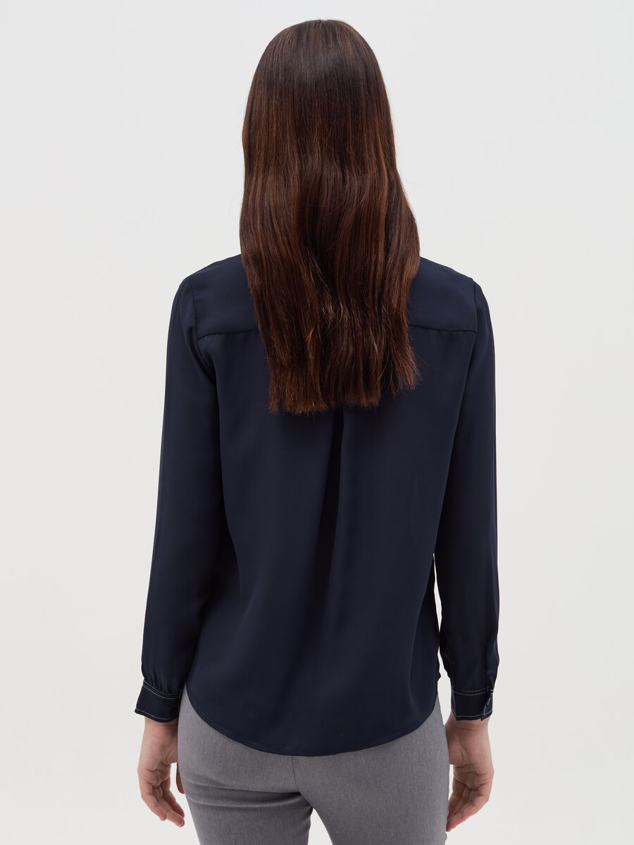 Camicia con cuciture a contrasto_3