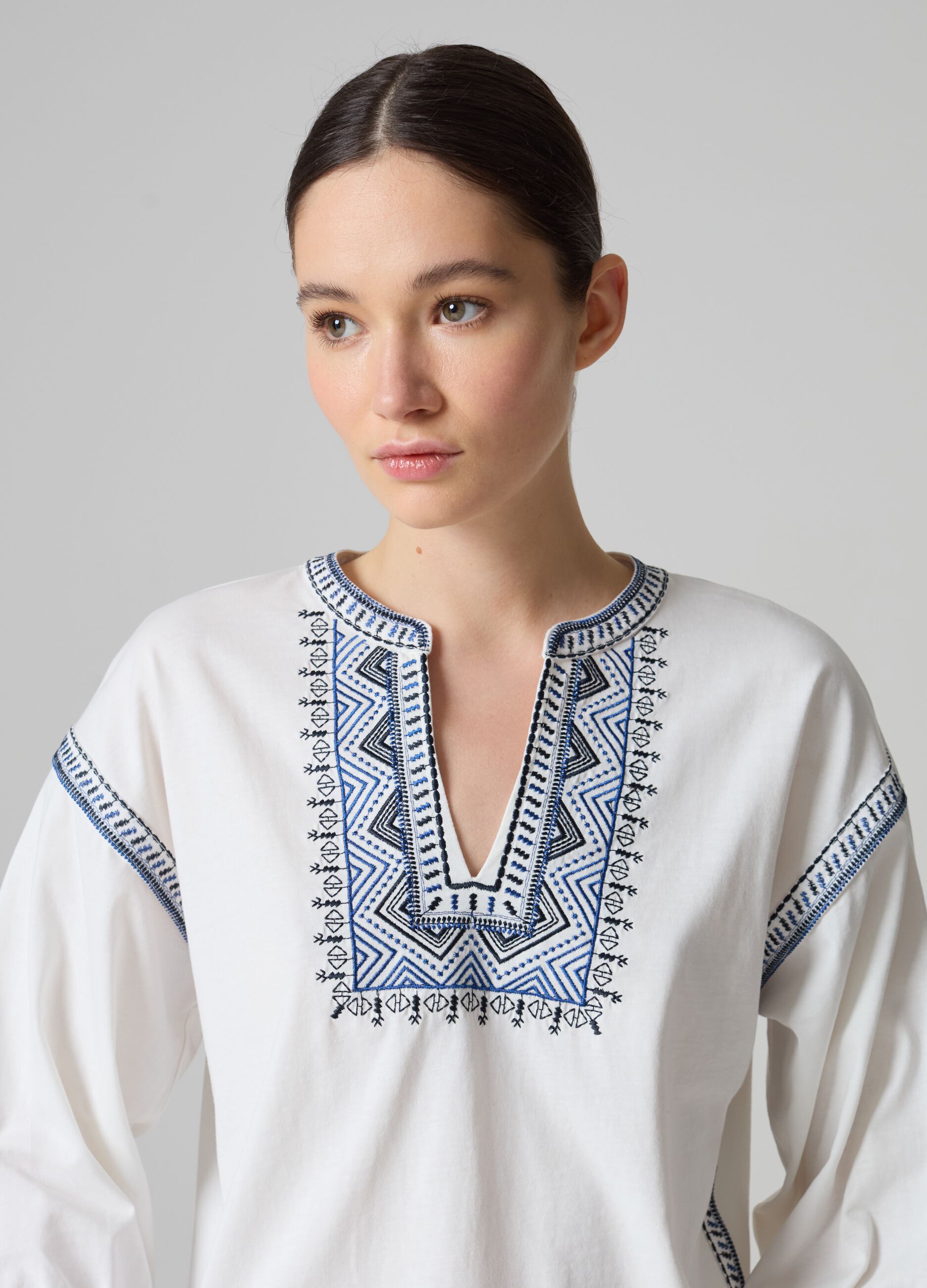 T-shirt in cotone con ricami etnici