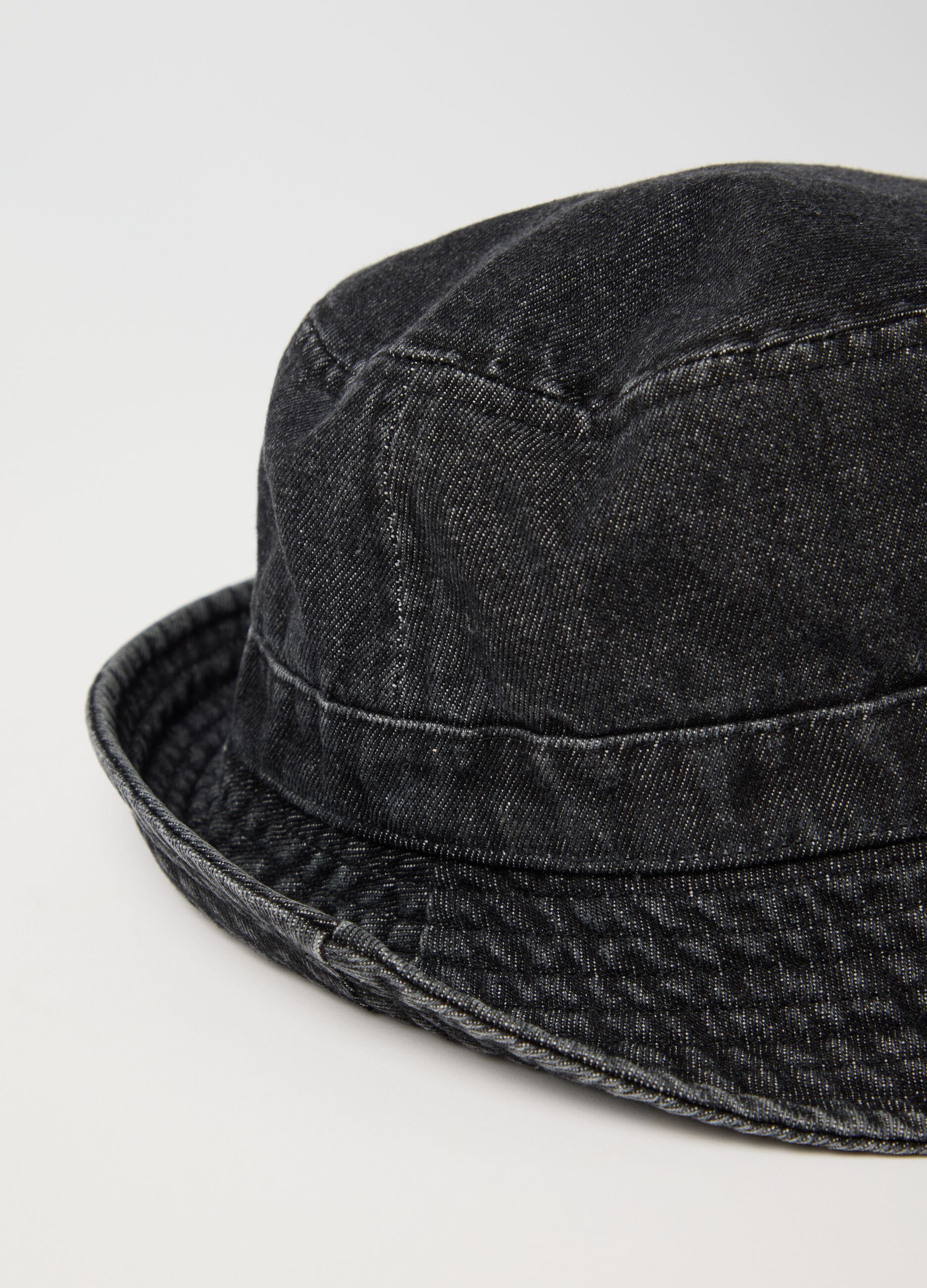 Cappello bucket nero in denim