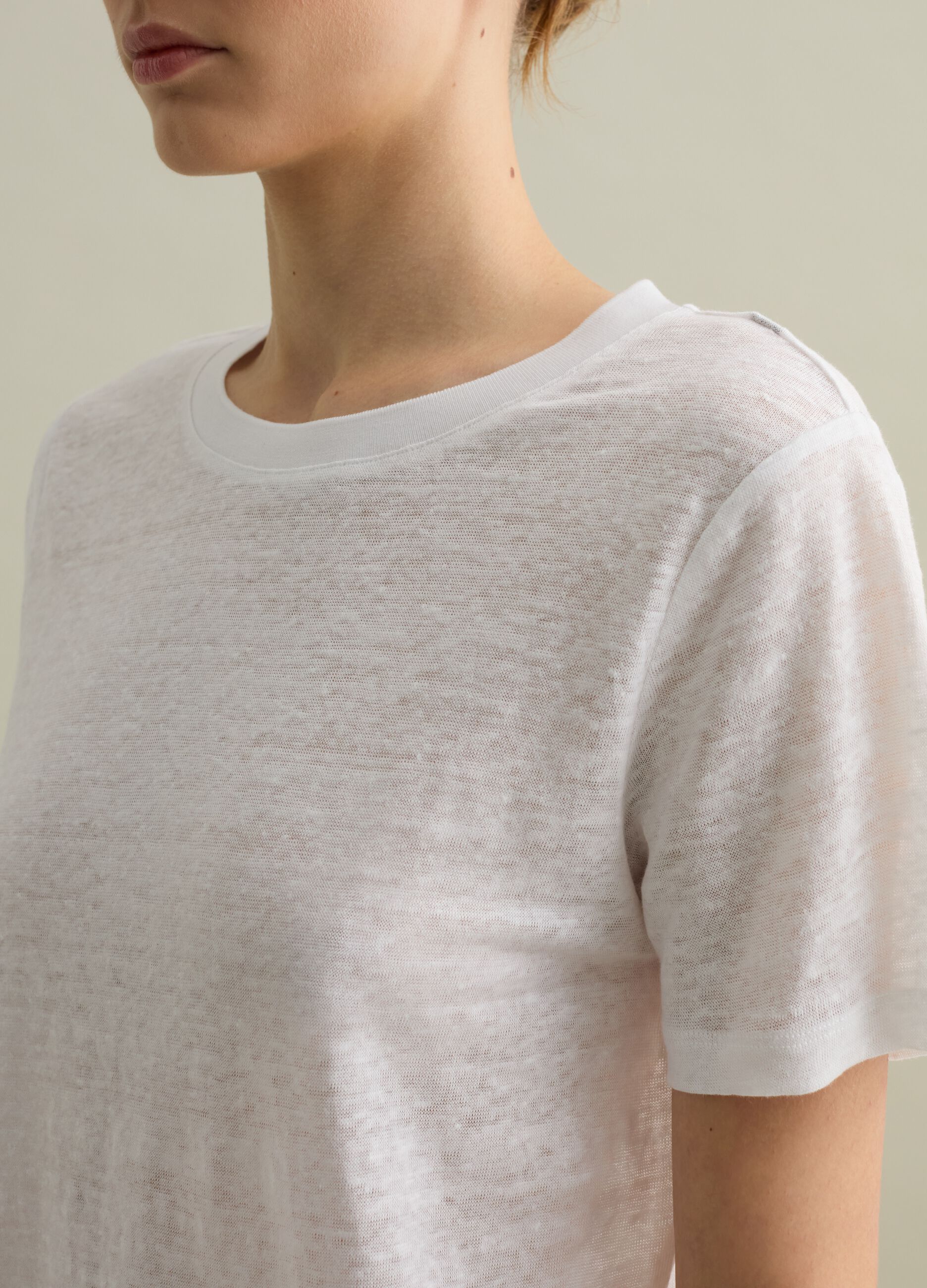 Short-sleeved T-shirt in white linen