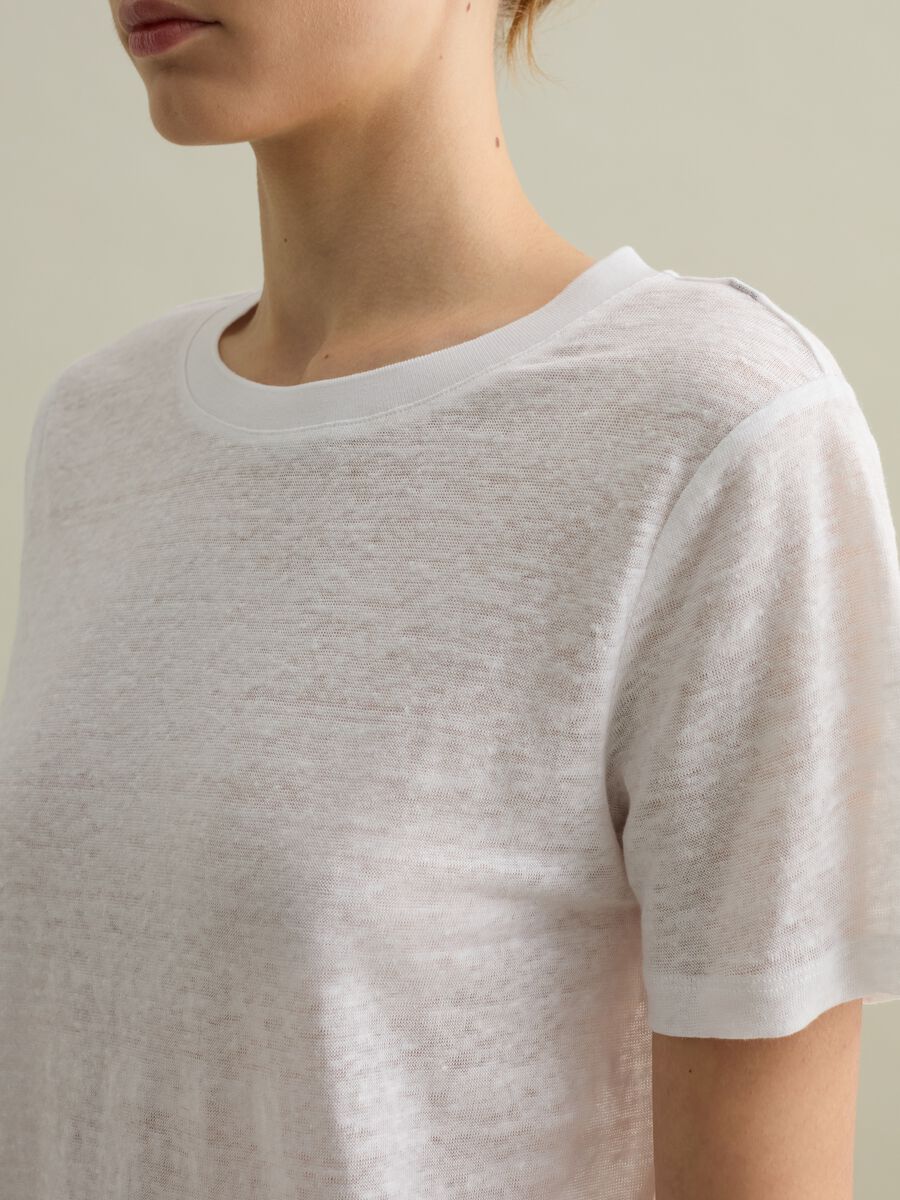 Short-sleeved T-shirt in white linen_2