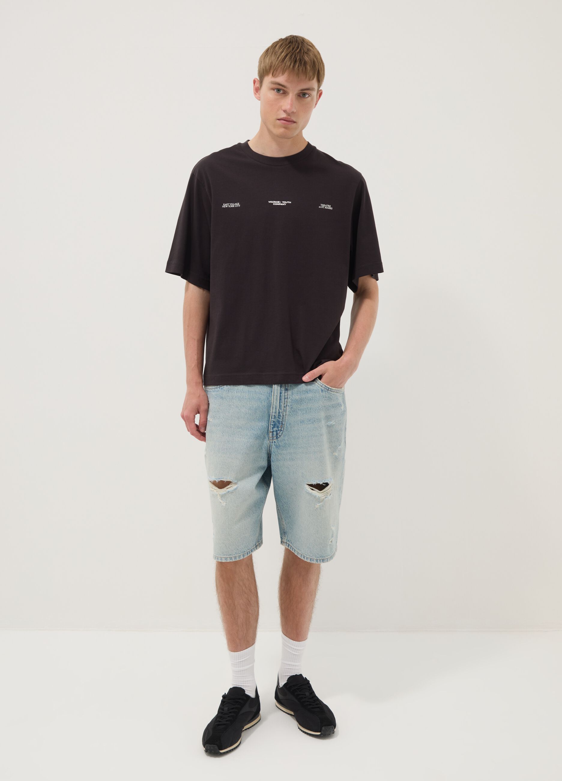T-shirt nera in puro cotone con stampa frontale