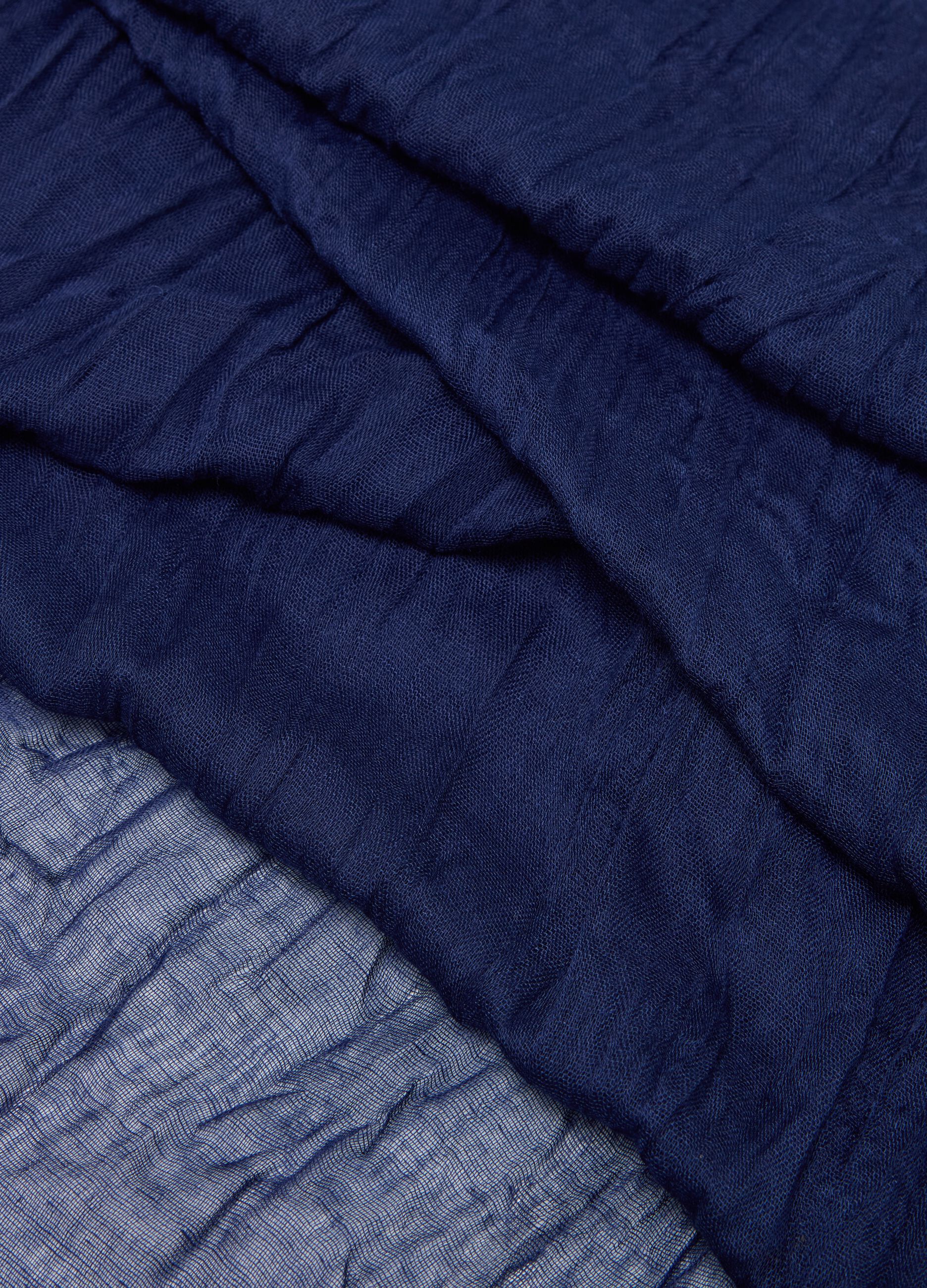 Solid colour crinkle-effect scarf