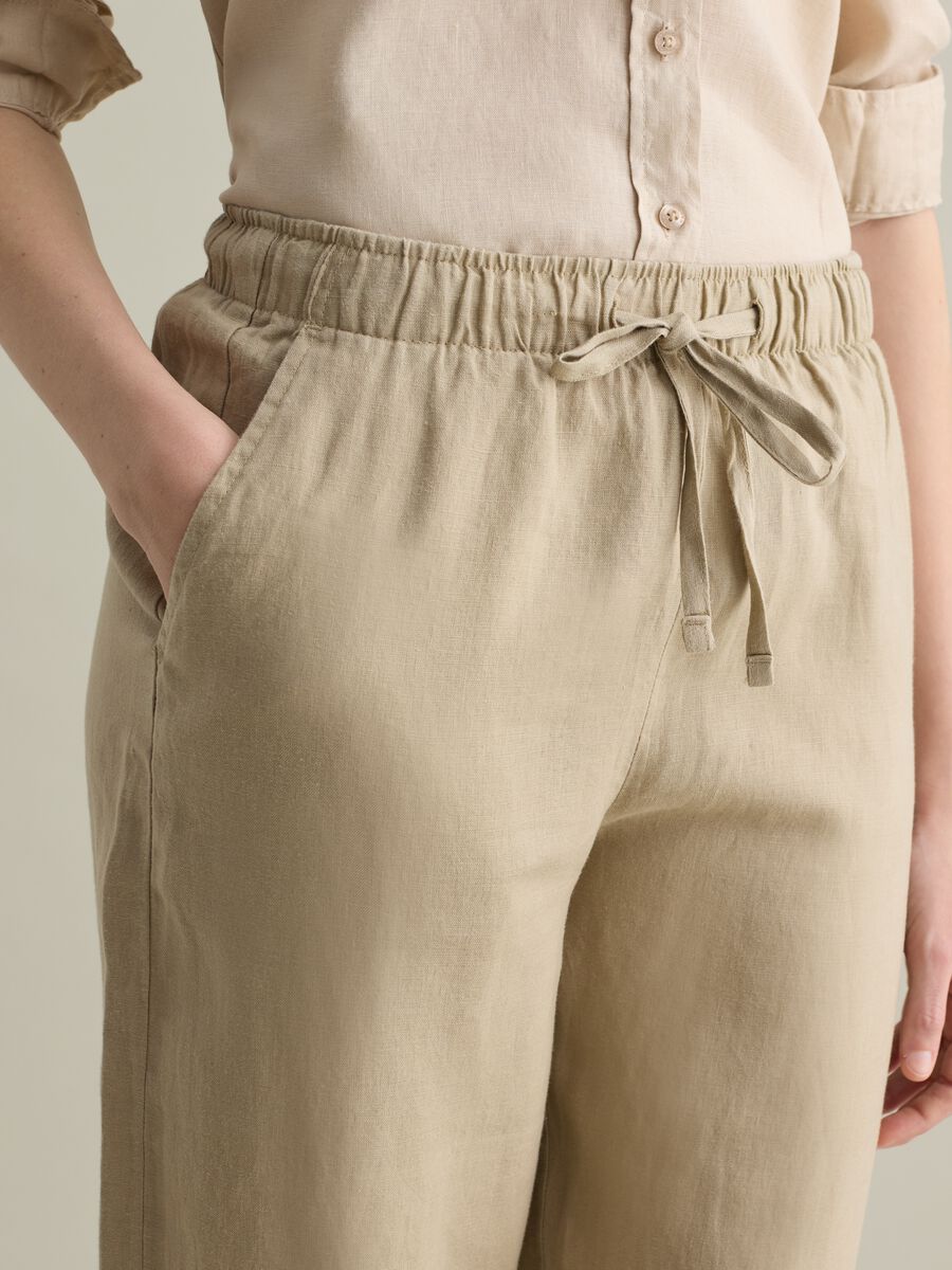 Beige wide-leg fluid trousers in linen_3