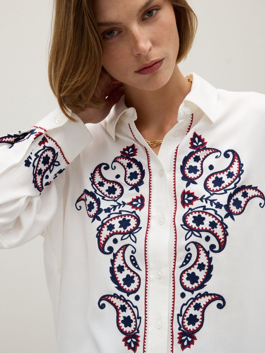 White embroidered regular fit shirt_3