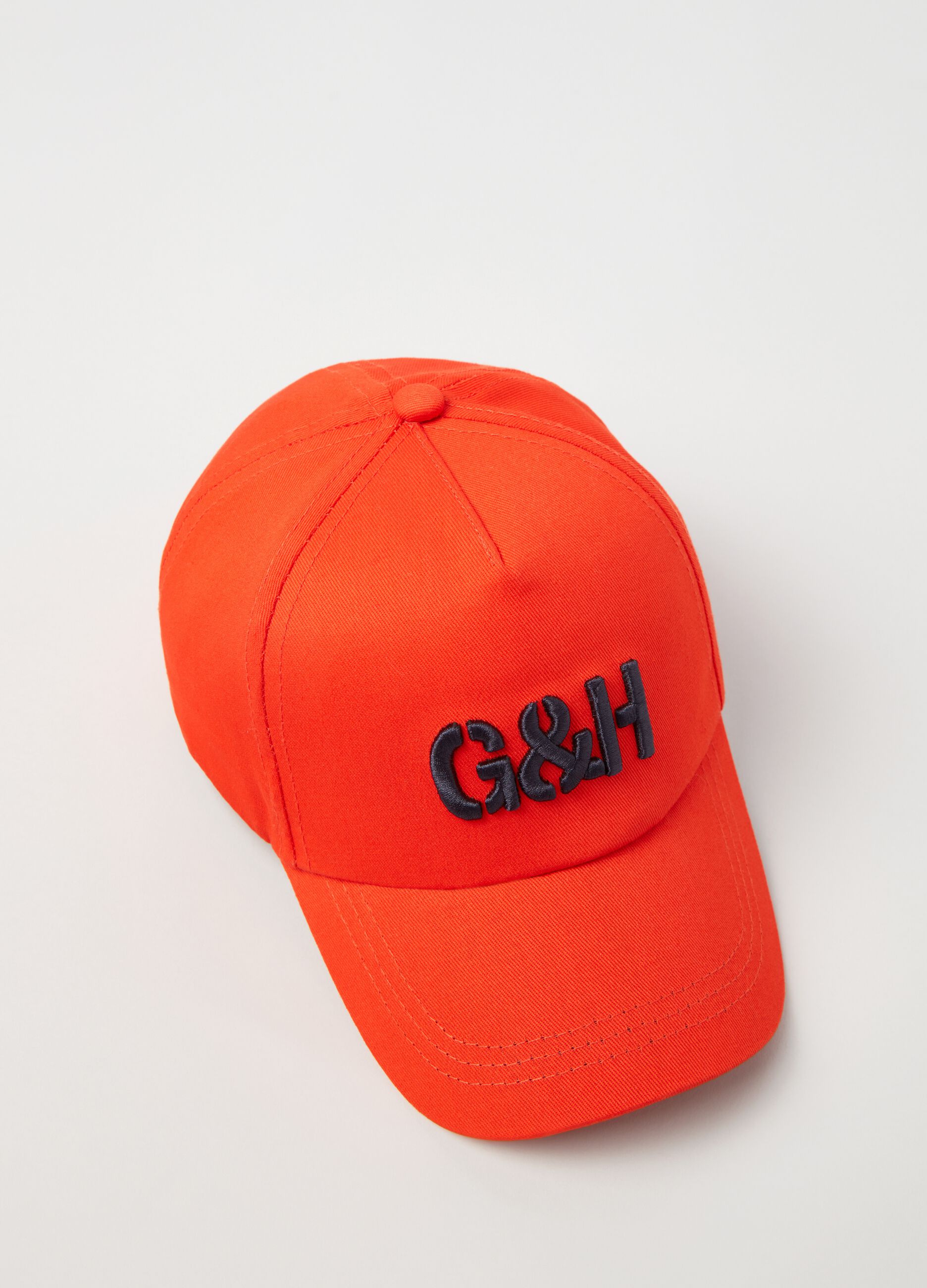 Baseball cap with embroidered logo.