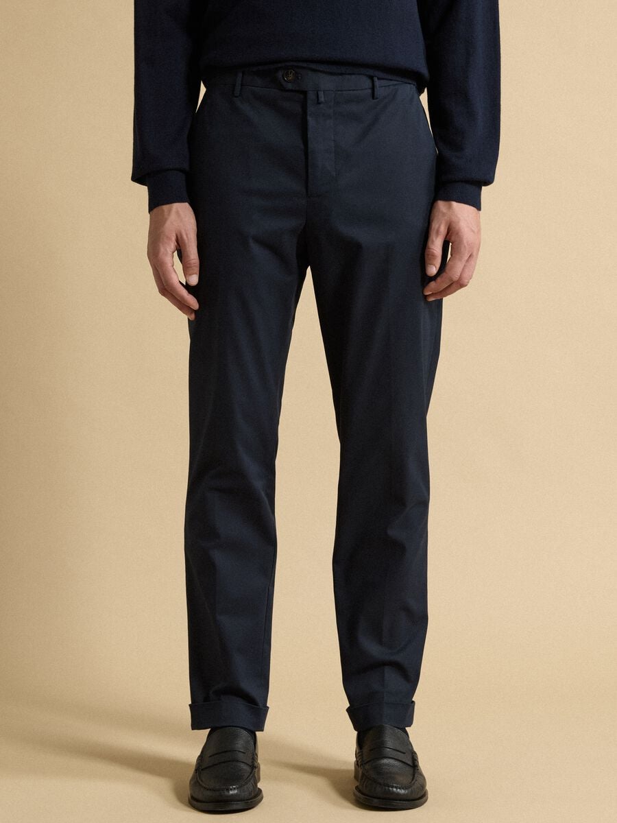 Pantaloni chino blu in twill di cotone elasticizzato regular fit_1