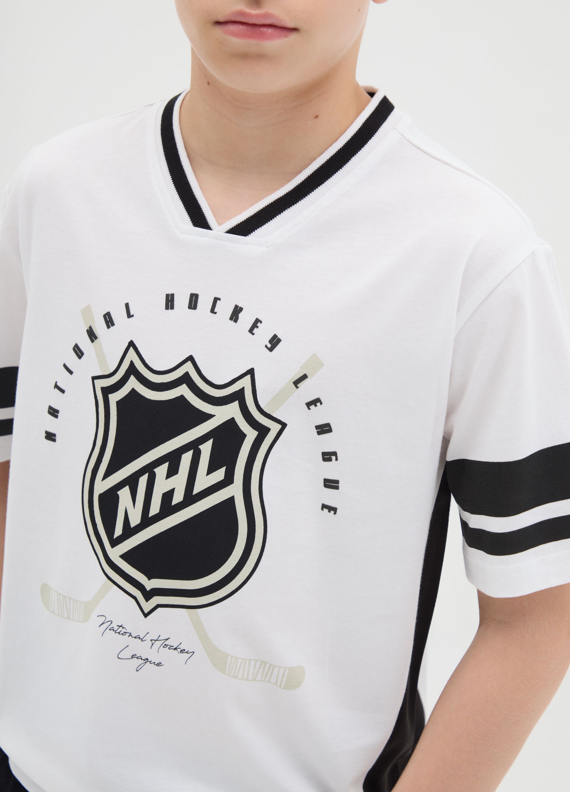 Black and white two-tone cotton T-shirt with NHL print