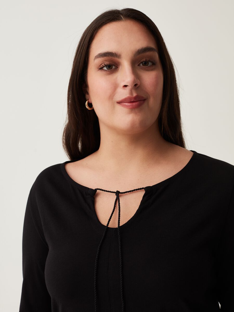 T-shirt a maniche lunghe con laccetto Curvy_1