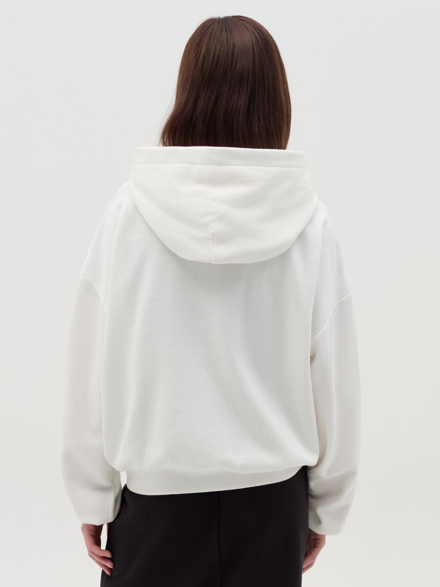 Sweatshirt with hood and pocket_2