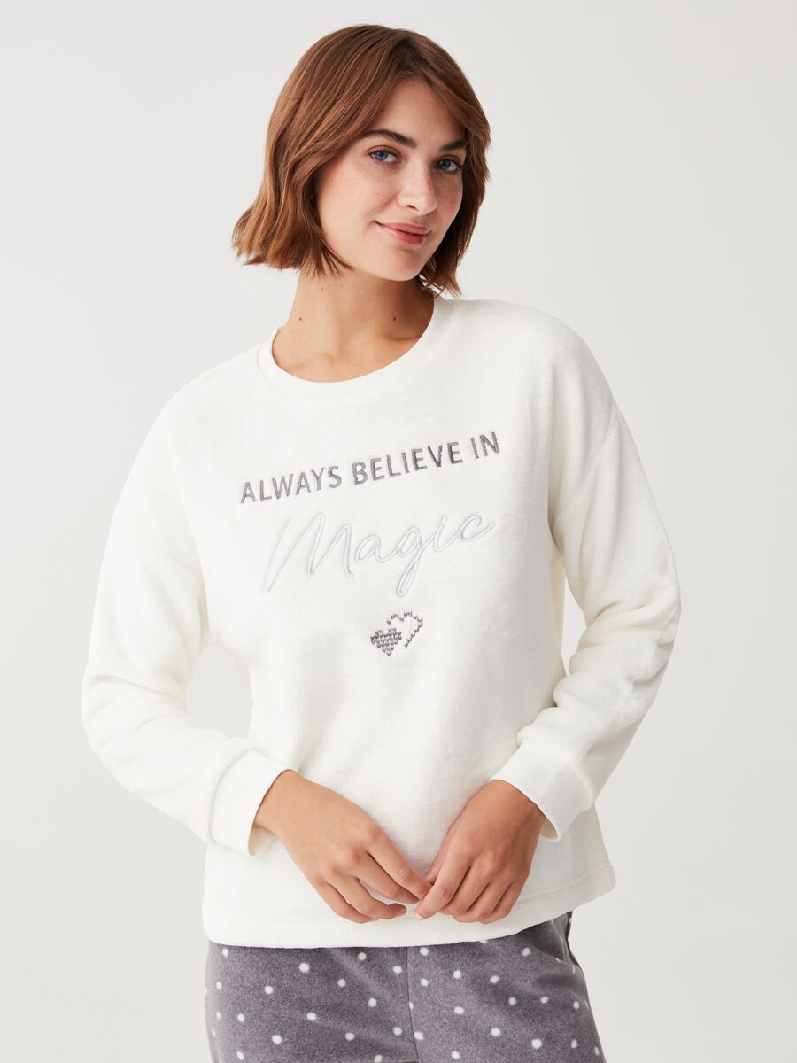 Top pigiama con ricamo lettering e cuoricini_0