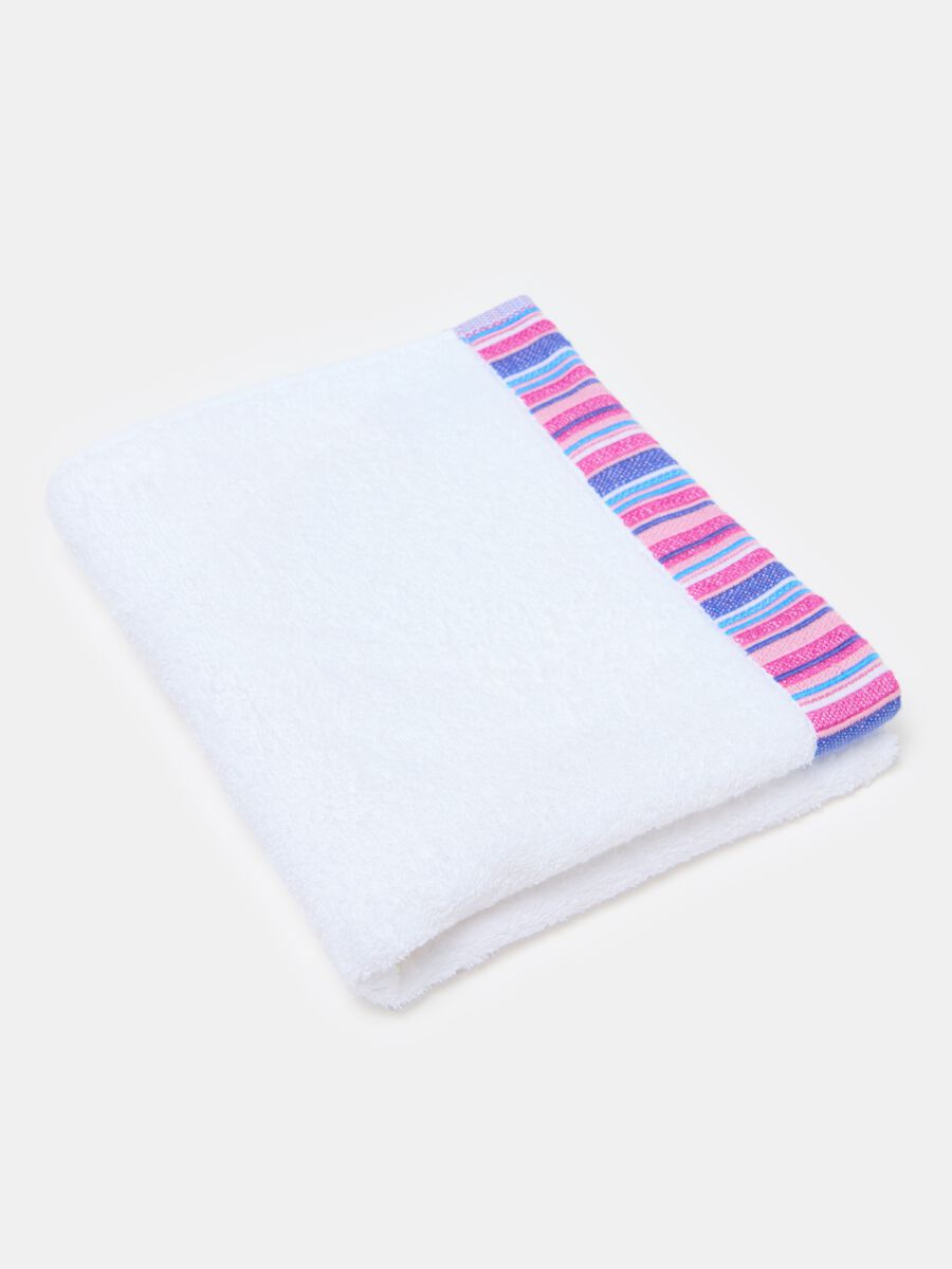 Solid colour face towel with contrasting striped trim_0