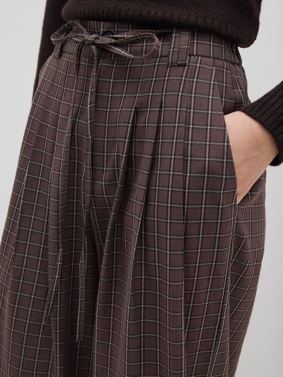 Pantaloni larghi marroni a quadri_3