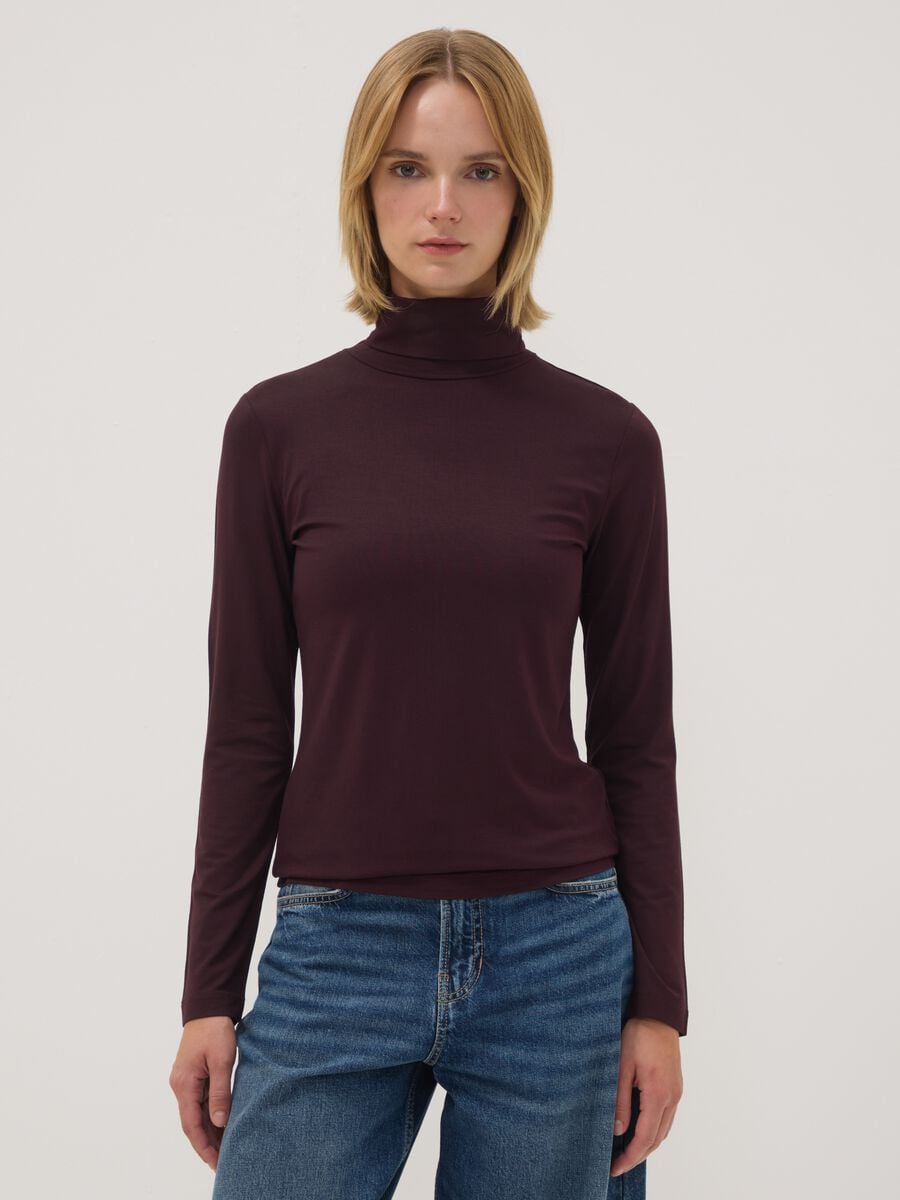 Maglia viola in viscosa elasticizzata con colletto rialzato regular fit_1