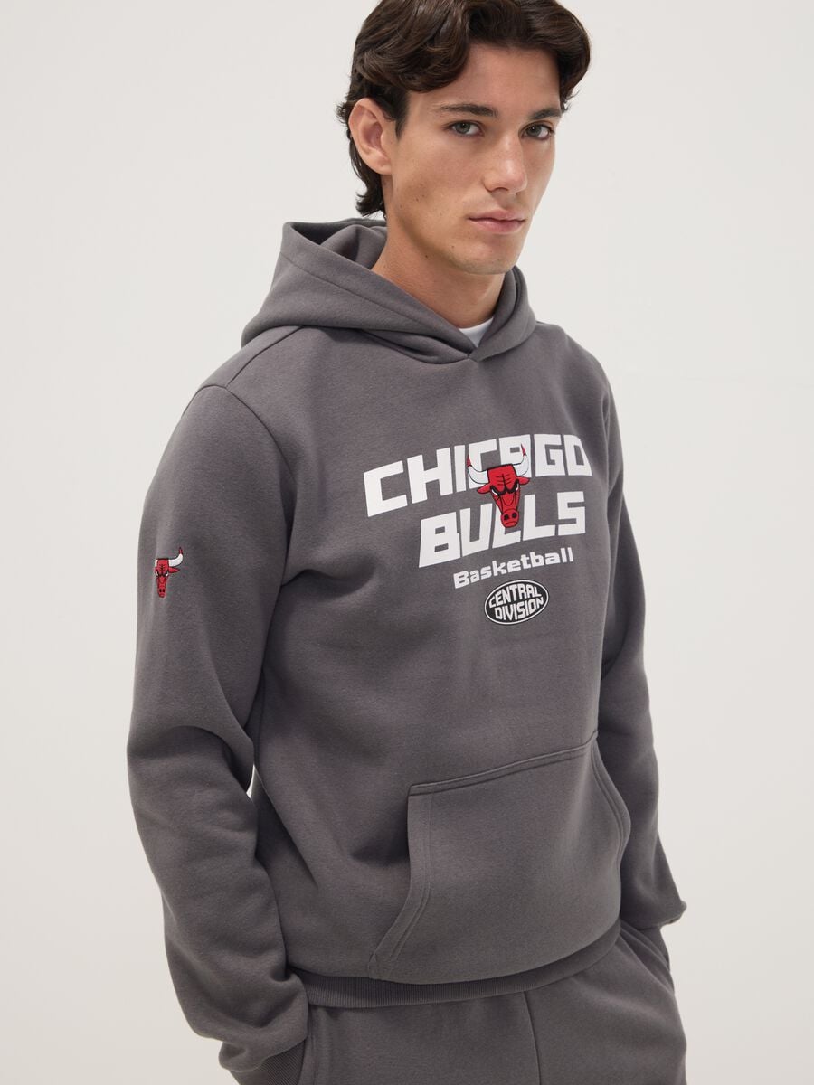 Felpa grigia con cappuccio in misto cotone con stampa Chicago Bulls_0