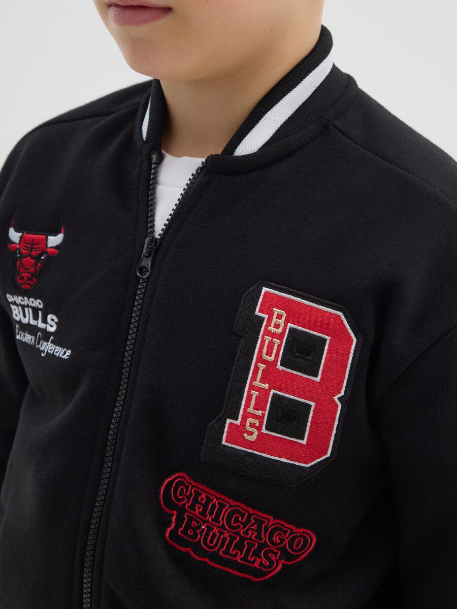 Black cotton blend kids' regular fit hoodie with Chicago Bulls logo_2