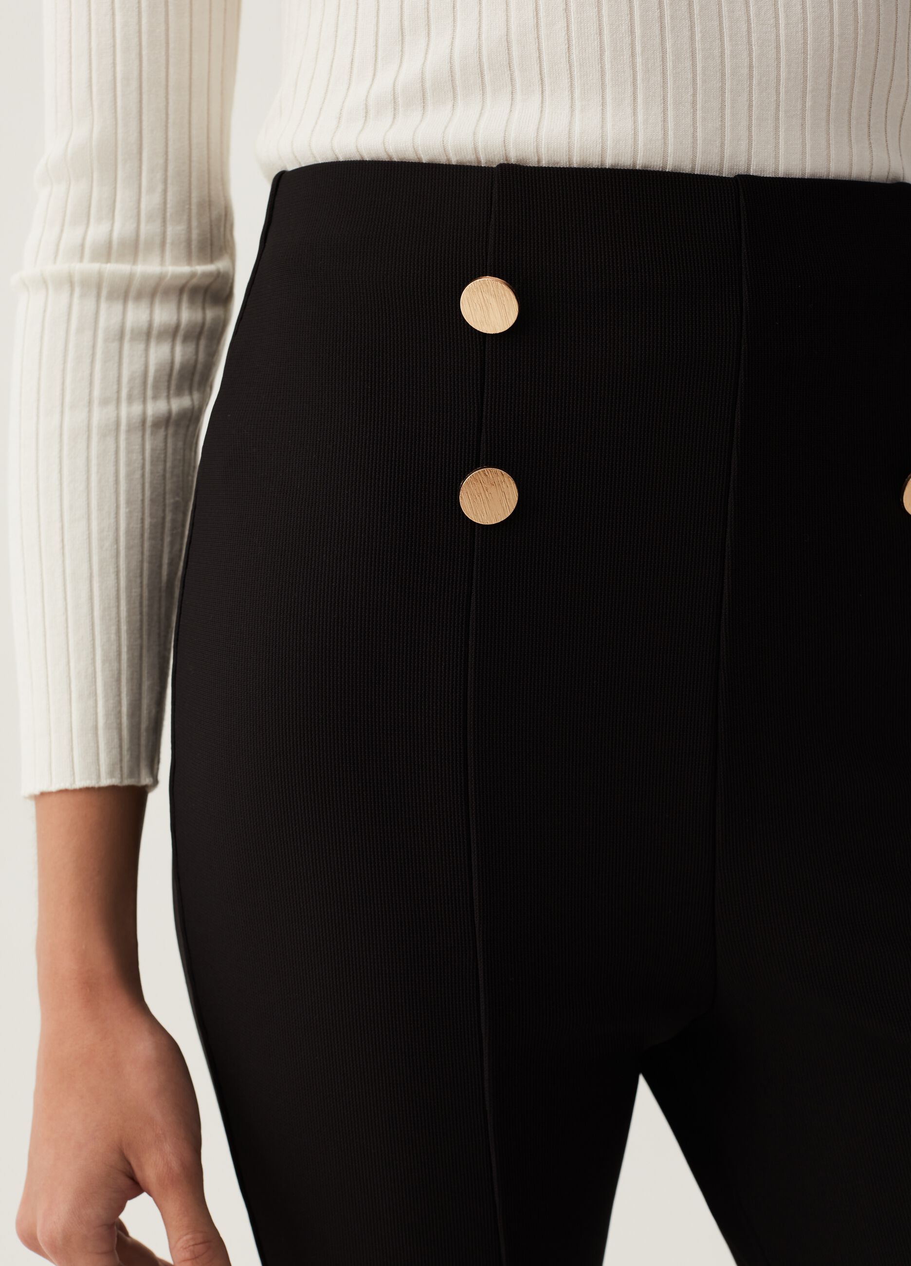 Pantaloni flare fit con bottoni dorati_3