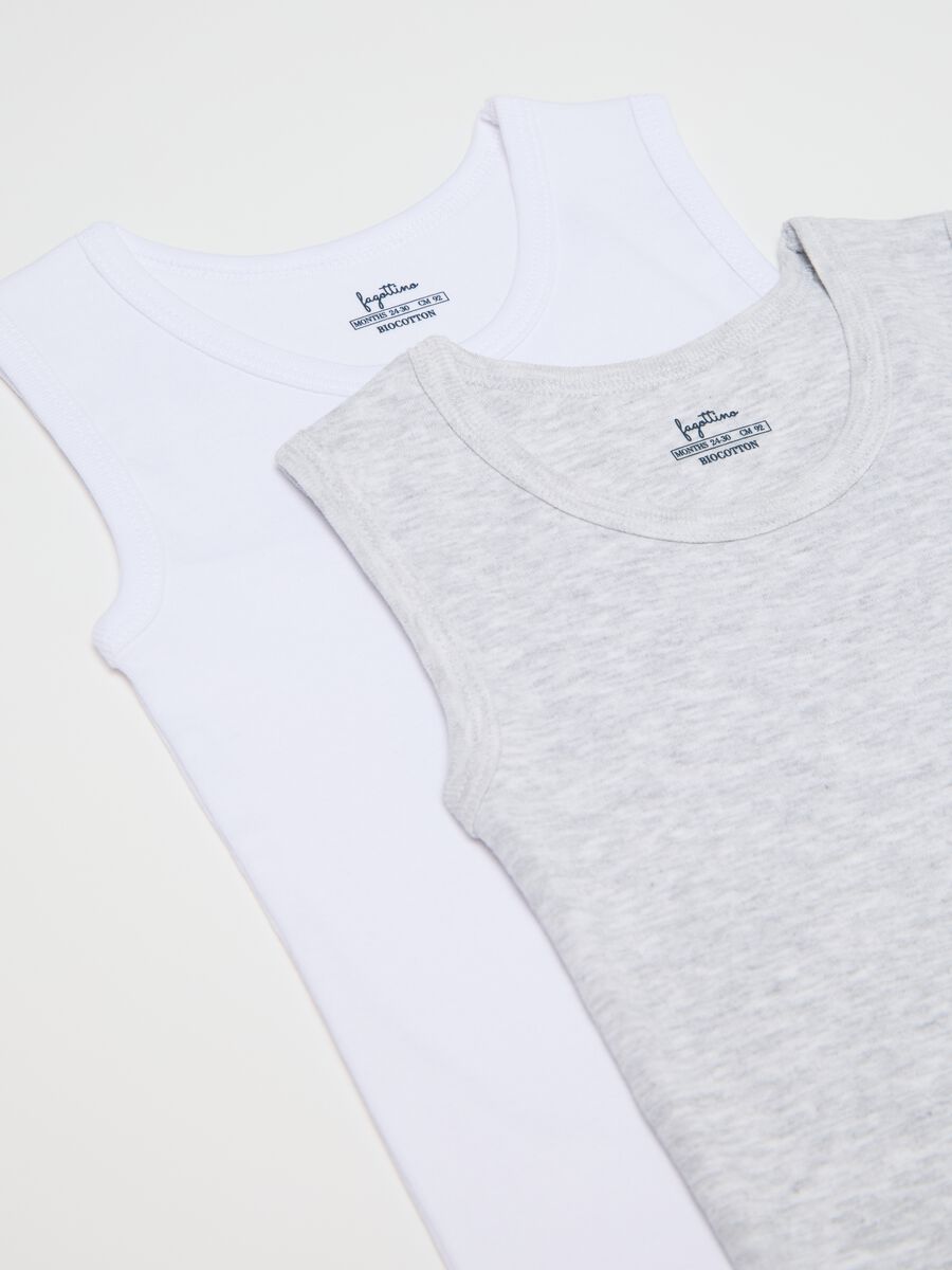 Three-pack grey and light blue racerback vests in organic cotton_3