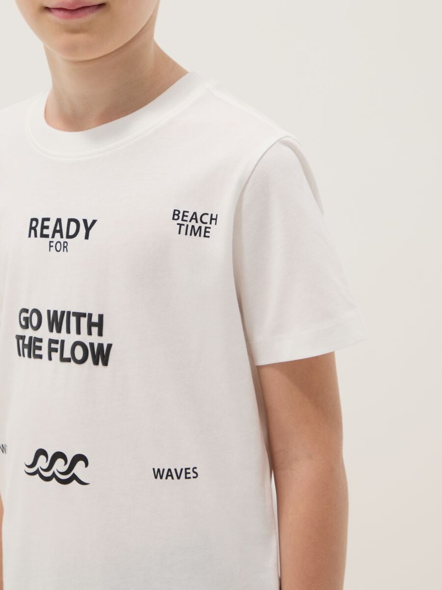 T-shirt bianca in puro cotone regular fit da ragazzo con stampe_2