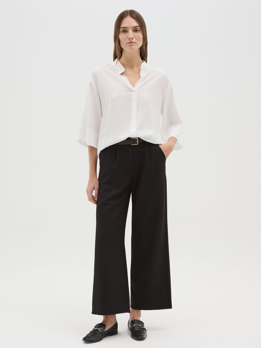 Blusa bianca con scollo a V e maniche ampie_1