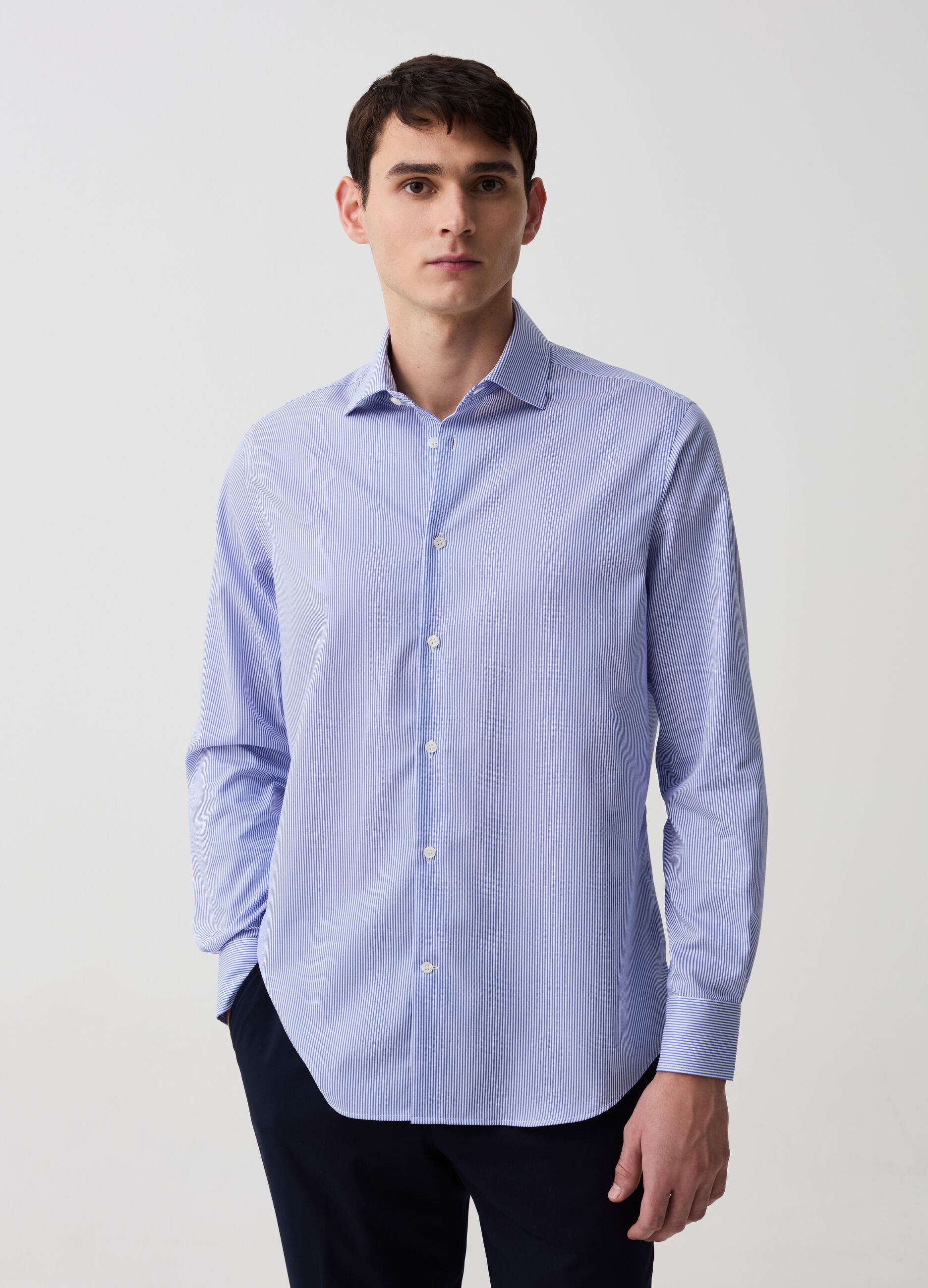 Camicia regular fit no stiro a righe sottili
