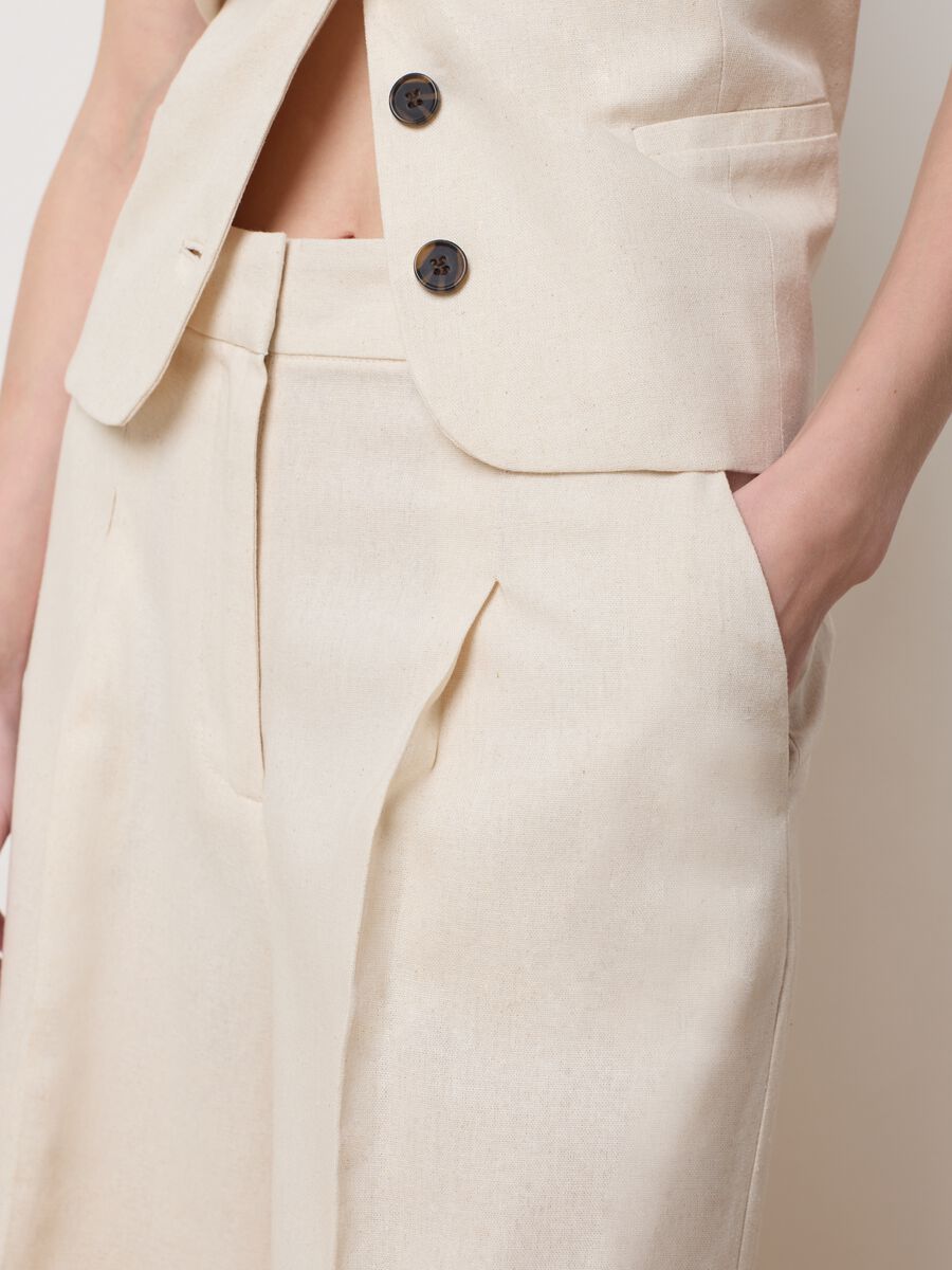 Ivory chino Bermuda shorts with darts_3