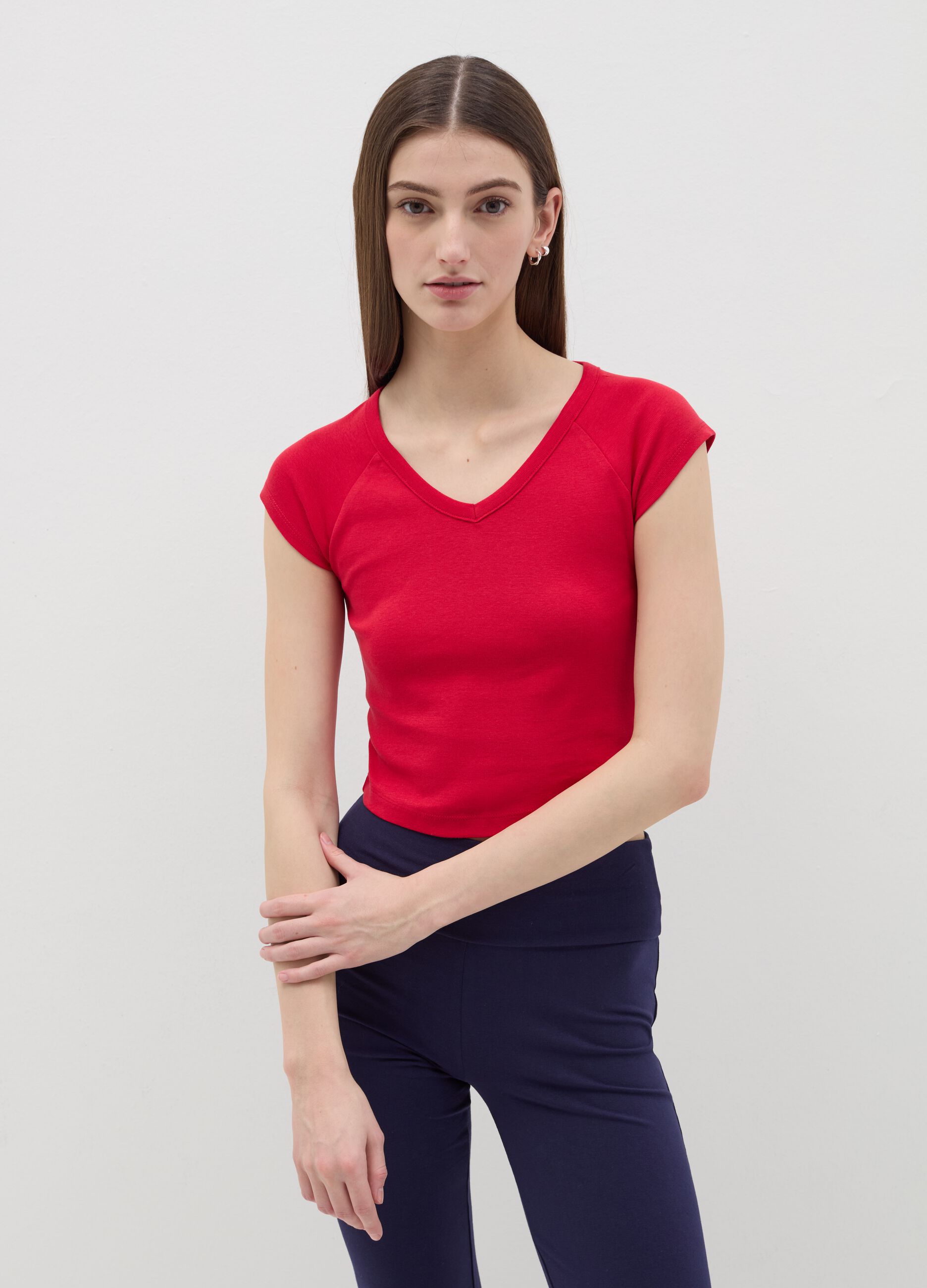 Solid colour T-shirt with V neck
