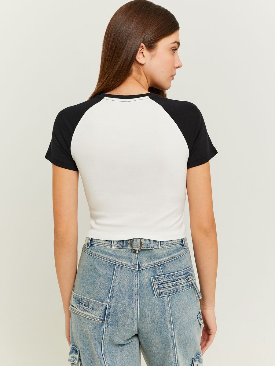 Crop T-shirt with raglan sleeves and college print_1