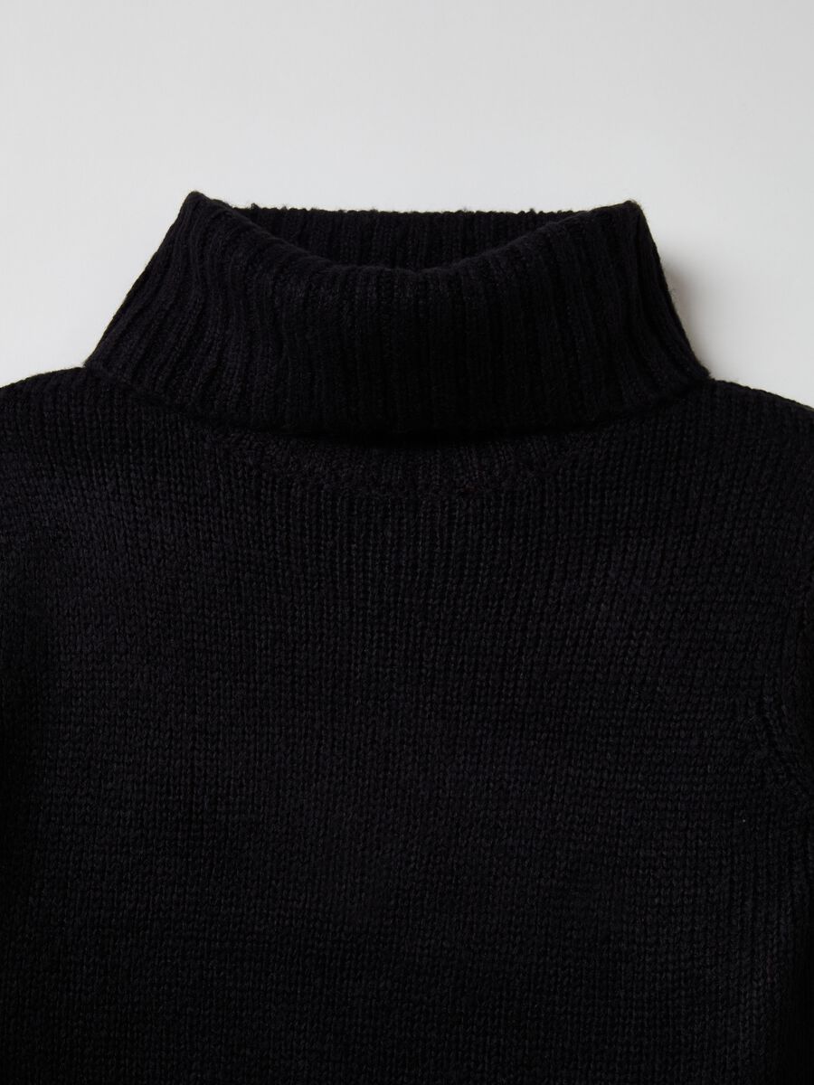 Pullover cropped con collo alto_2