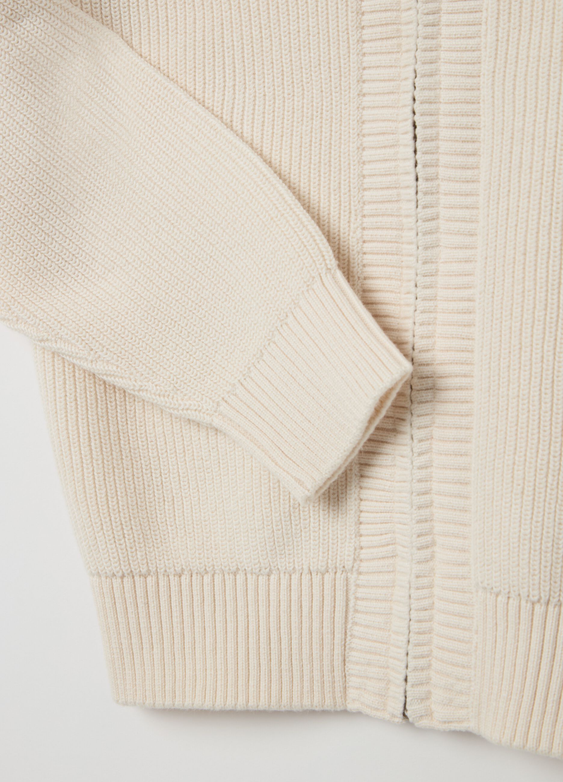 Knitted cardigan with hood