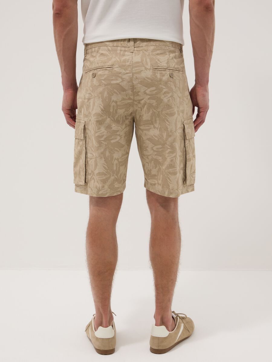 Beige stretch cotton cargo bermuda shorts_2