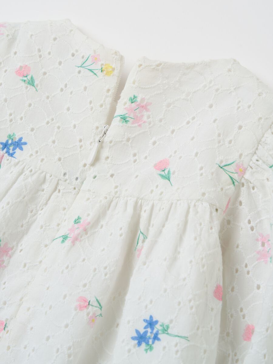 Broderie anglaise dress with embroidered flowers_3