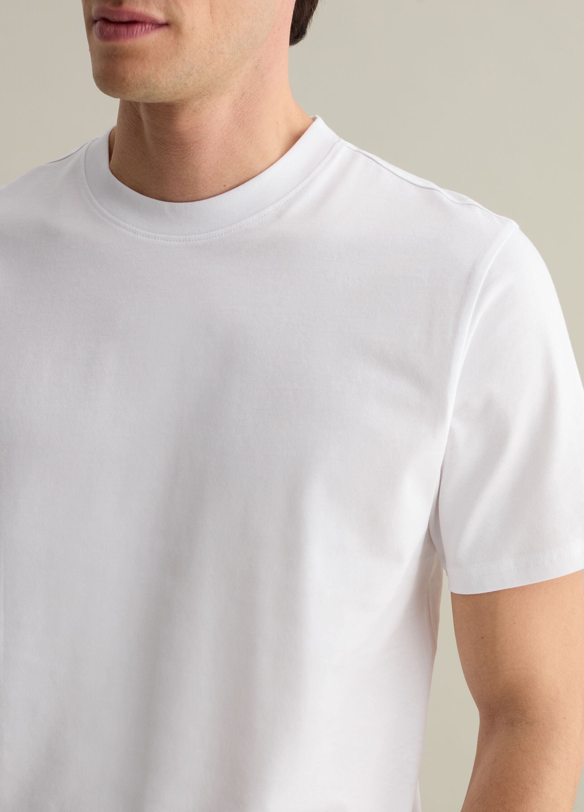Plain cotton T-shirt with round neck.