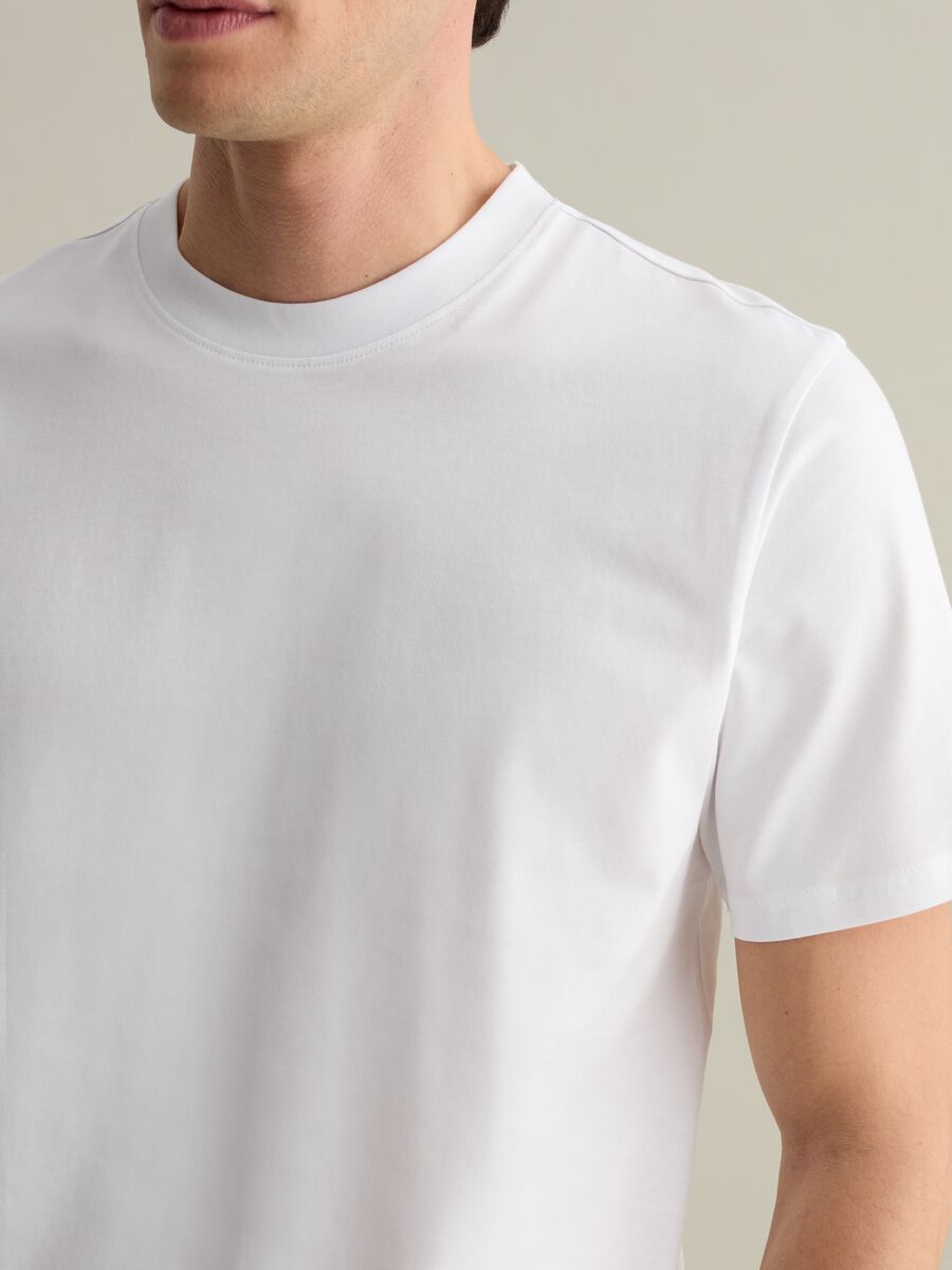 Plain cotton T-shirt with round neck._3