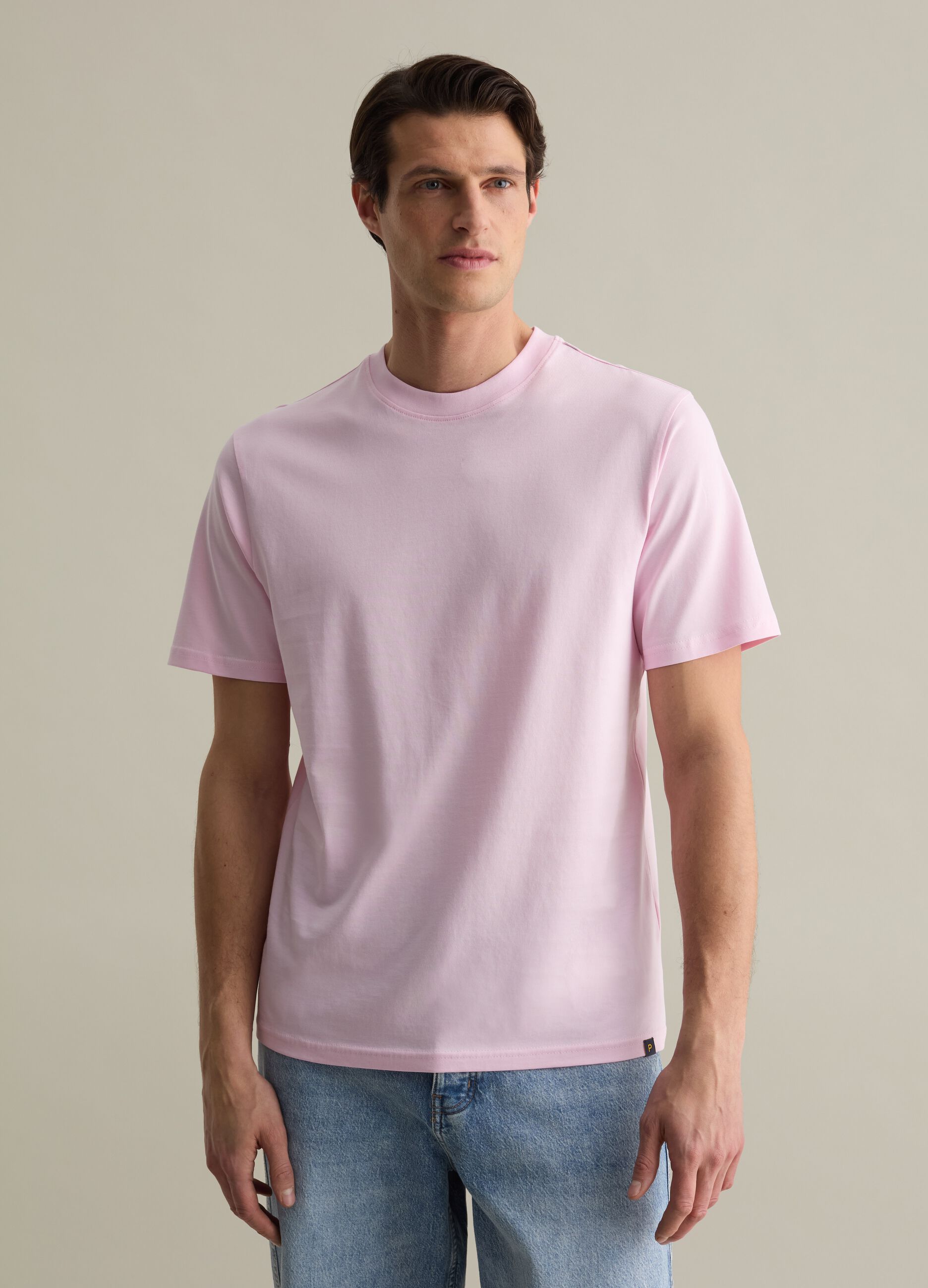 Plain cotton T-shirt with round neck.
