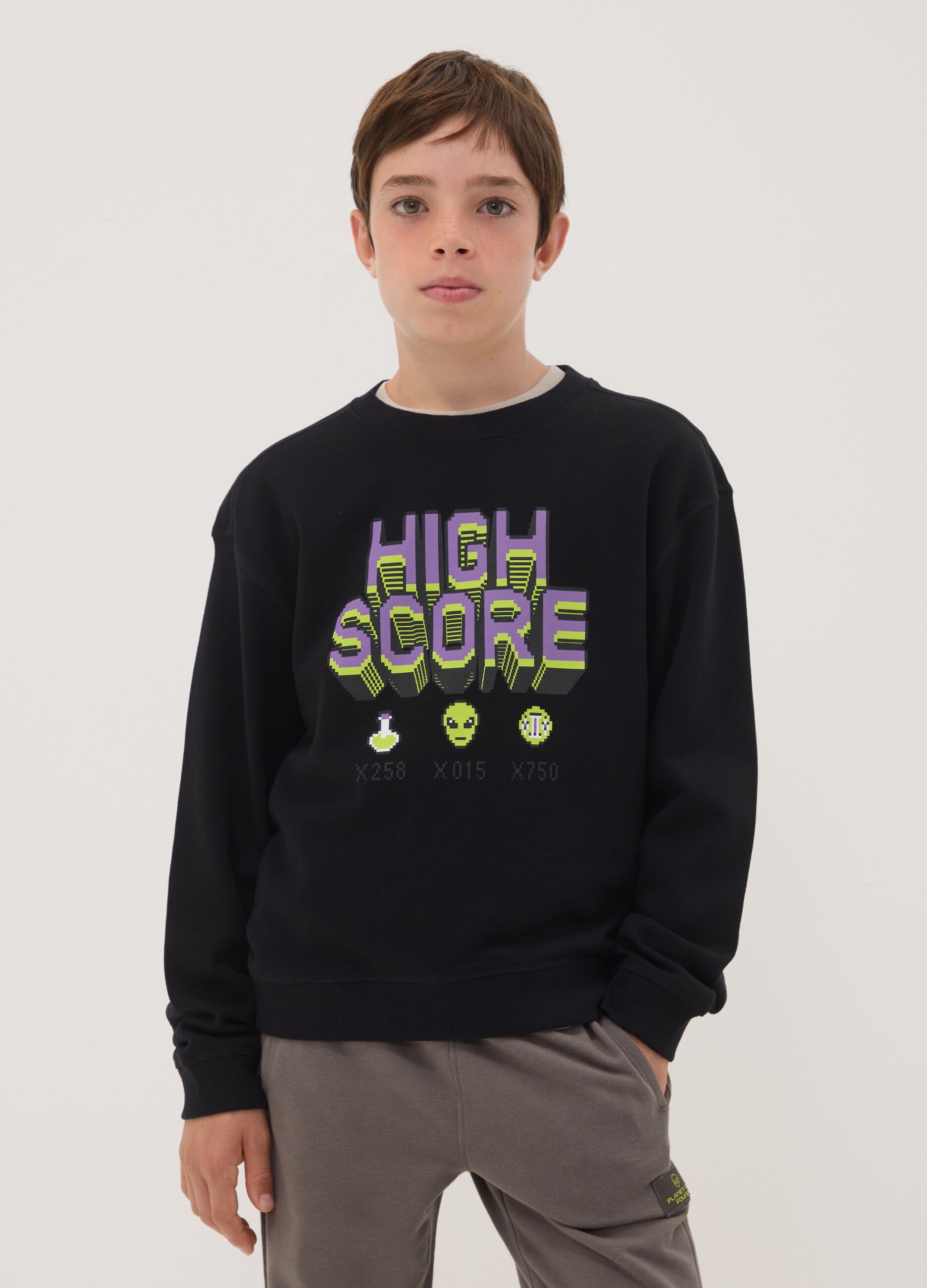 Black pure cotton sweatshirt with gaming print and crew neck