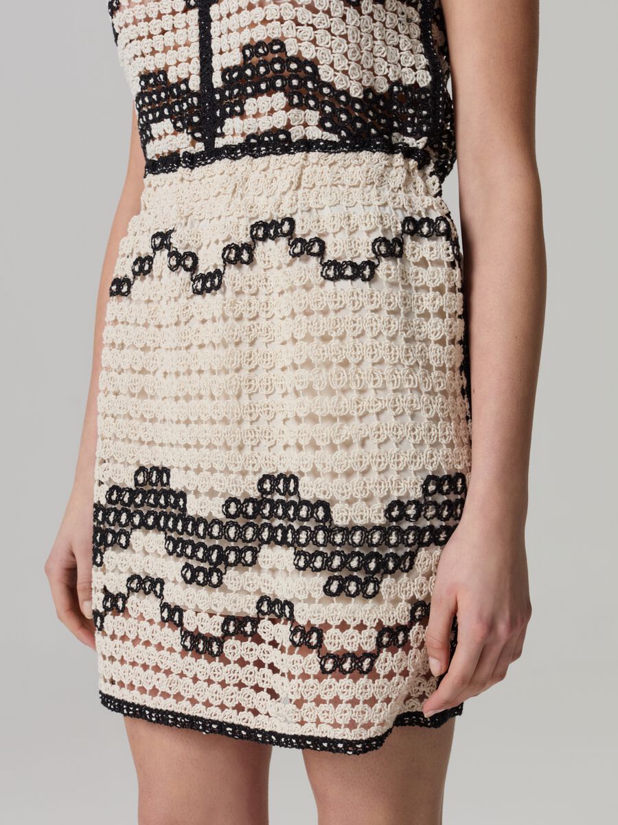 Crochet miniskirt with wavy motif_1