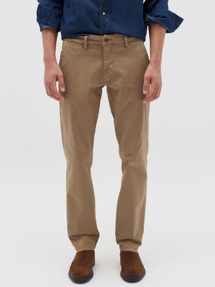 Regular-fit chino trousers in stretch cotton_1