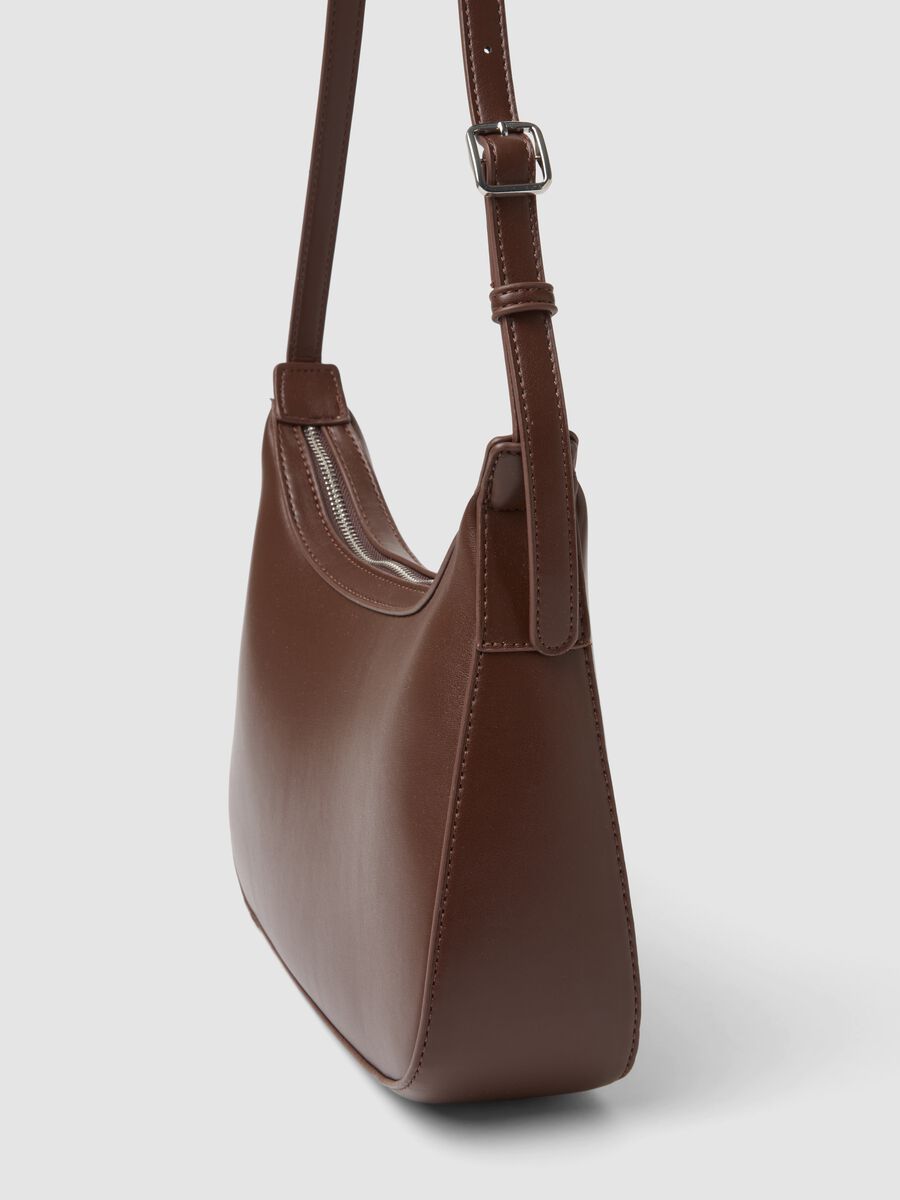 Borsa marrone a spalla con tracolla regolabile_2
