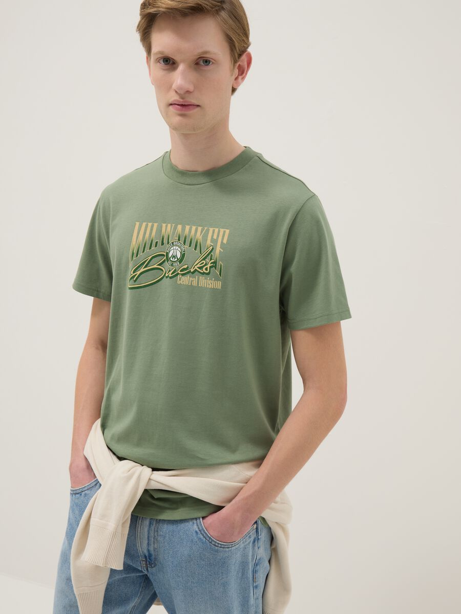 T-shirt in puro cotone verde regular fit con stampa Milwaukee Bucks_0