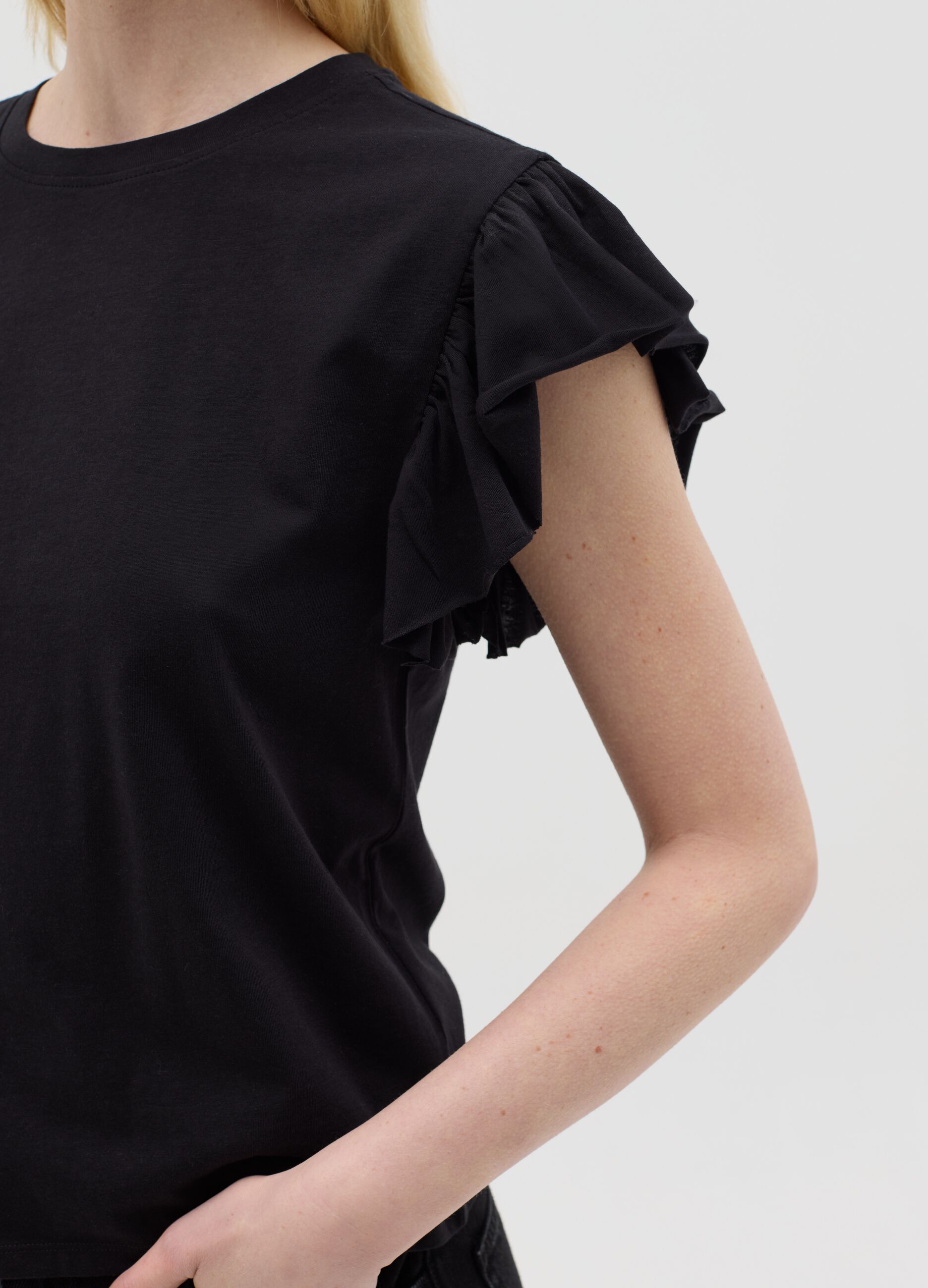 Black short-sleeved T-shirt with flounce